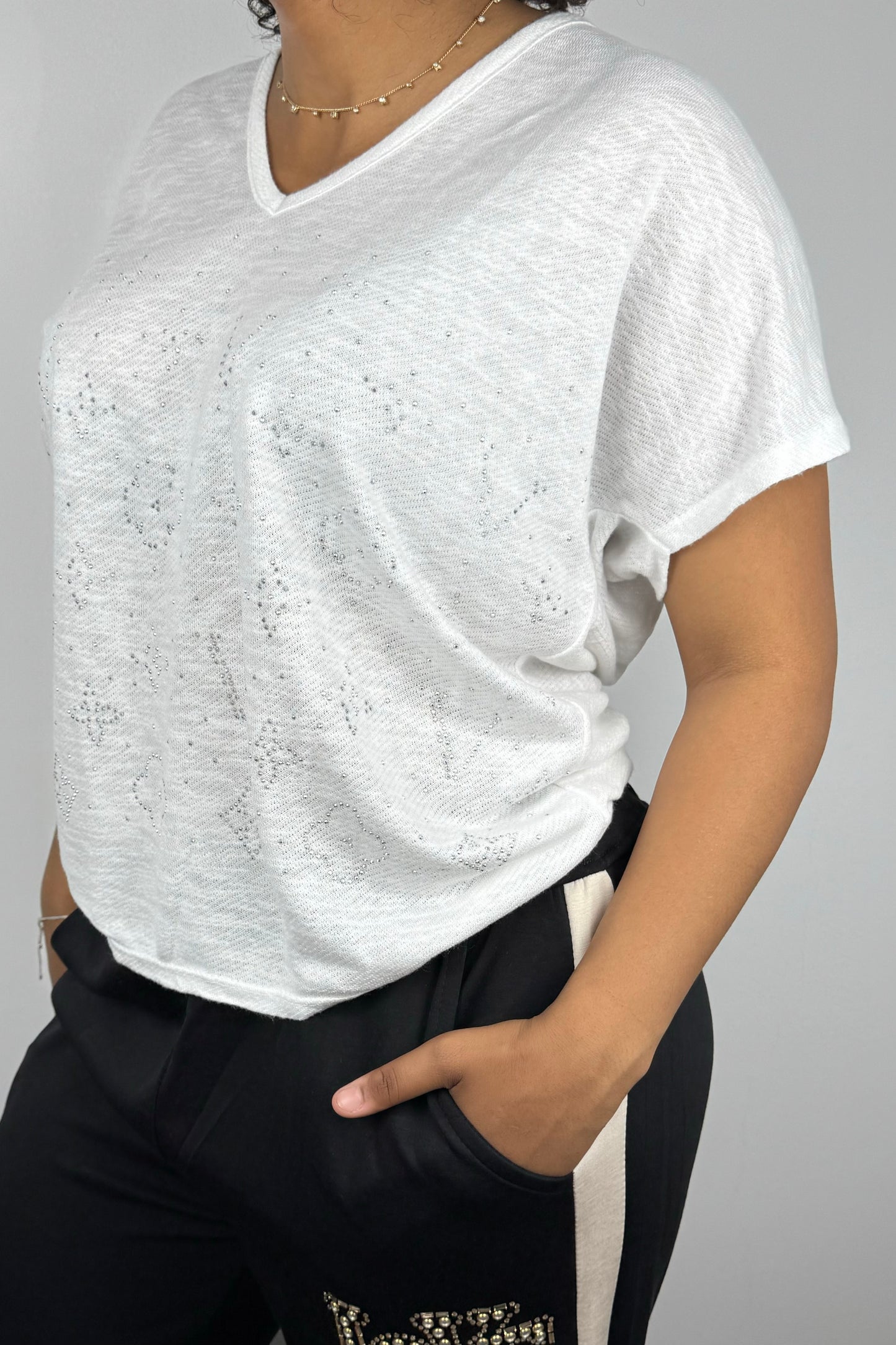 V-Neck Shirt mit Glitzerprint – feminin & leicht glänzend