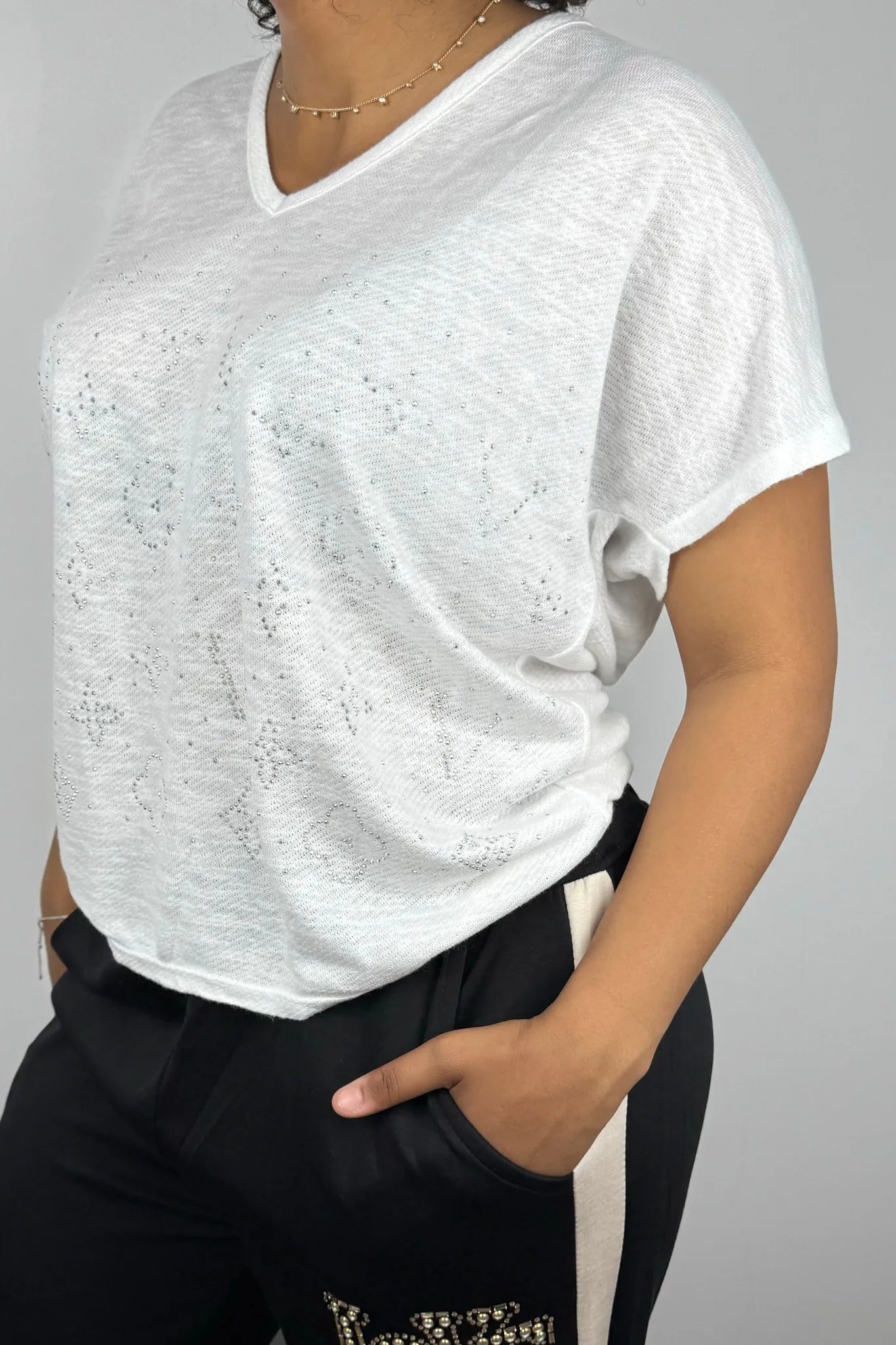 V-Neck Shirt mit Glitzerprint – feminin & leicht glänzend