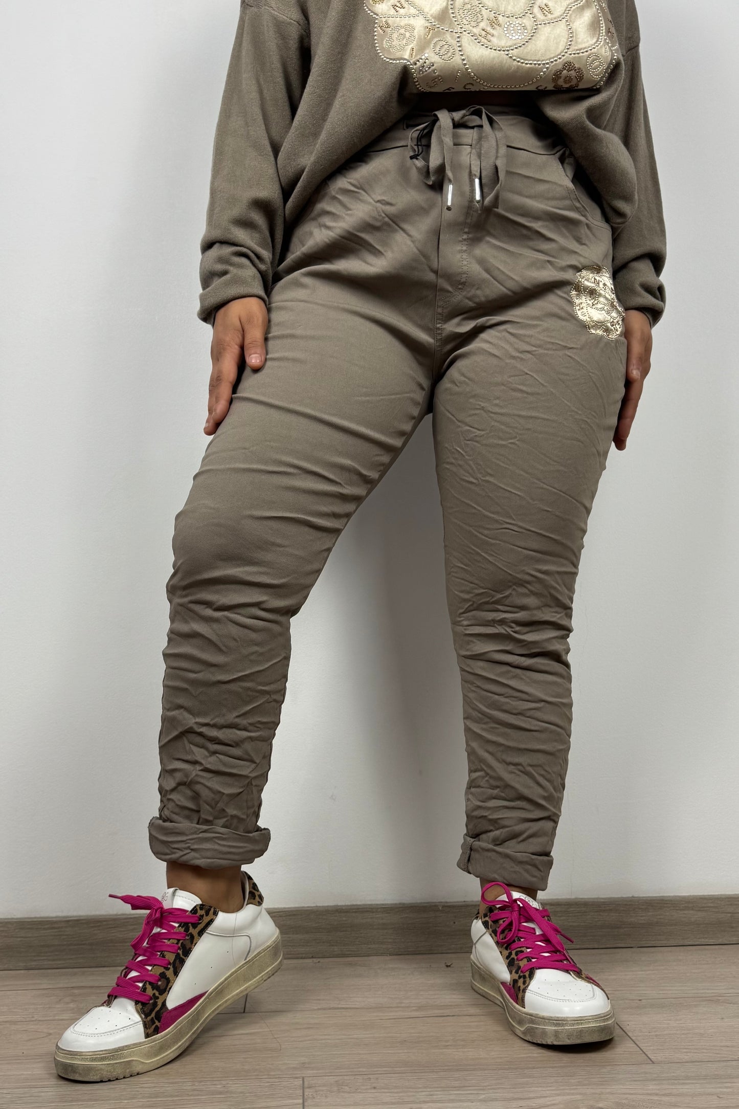 Stretchhose mit floralen Stickereien und Strass – braun