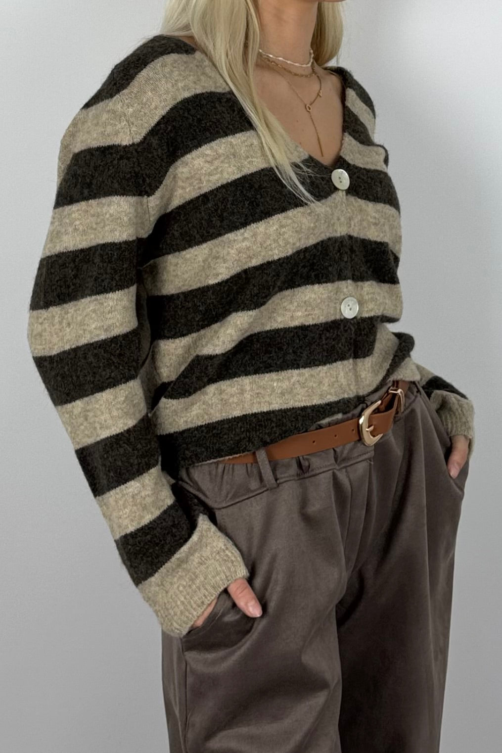 Damen Strickjacke gestreift mit Knöpfen – Schoko