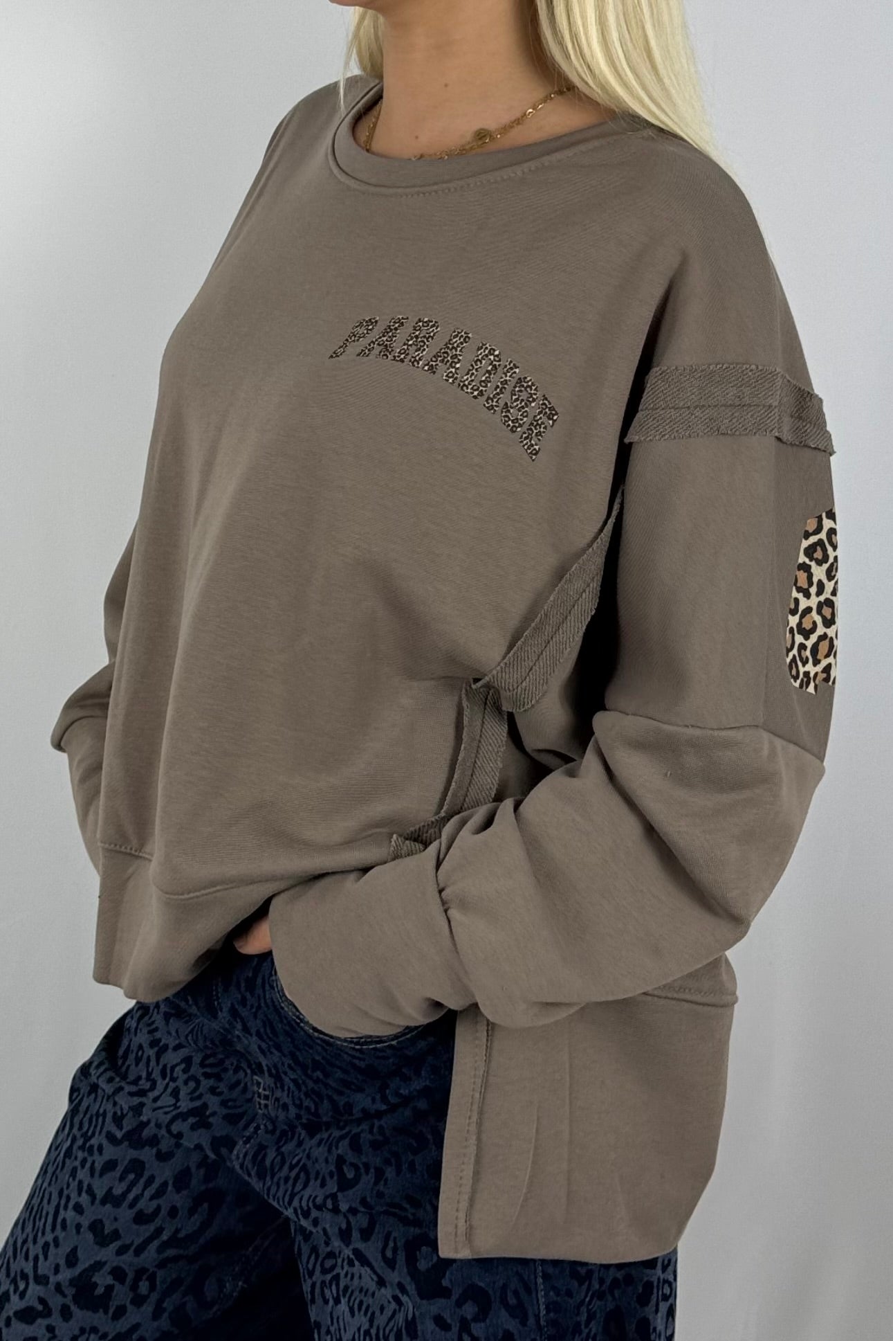 Damen Sweatshirt „PARADISE“ – Leo Print Oversize-Mud