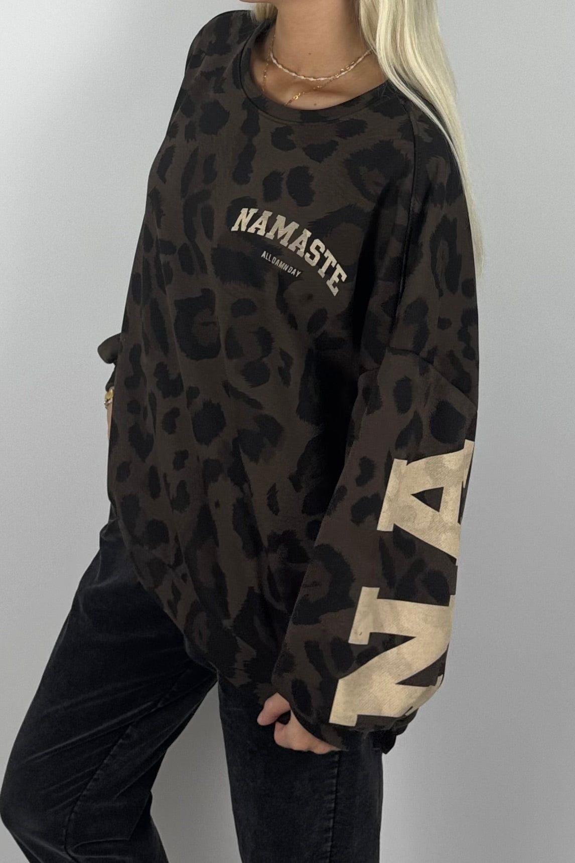 Leo Oversize Sweatshirt „Namaste“-Schoko