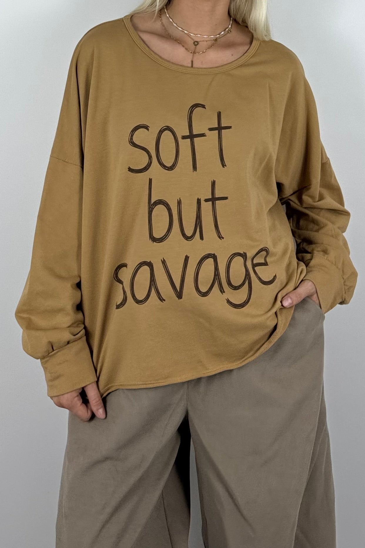 Oversize Shirt „Soft but Savage“ –Kamel