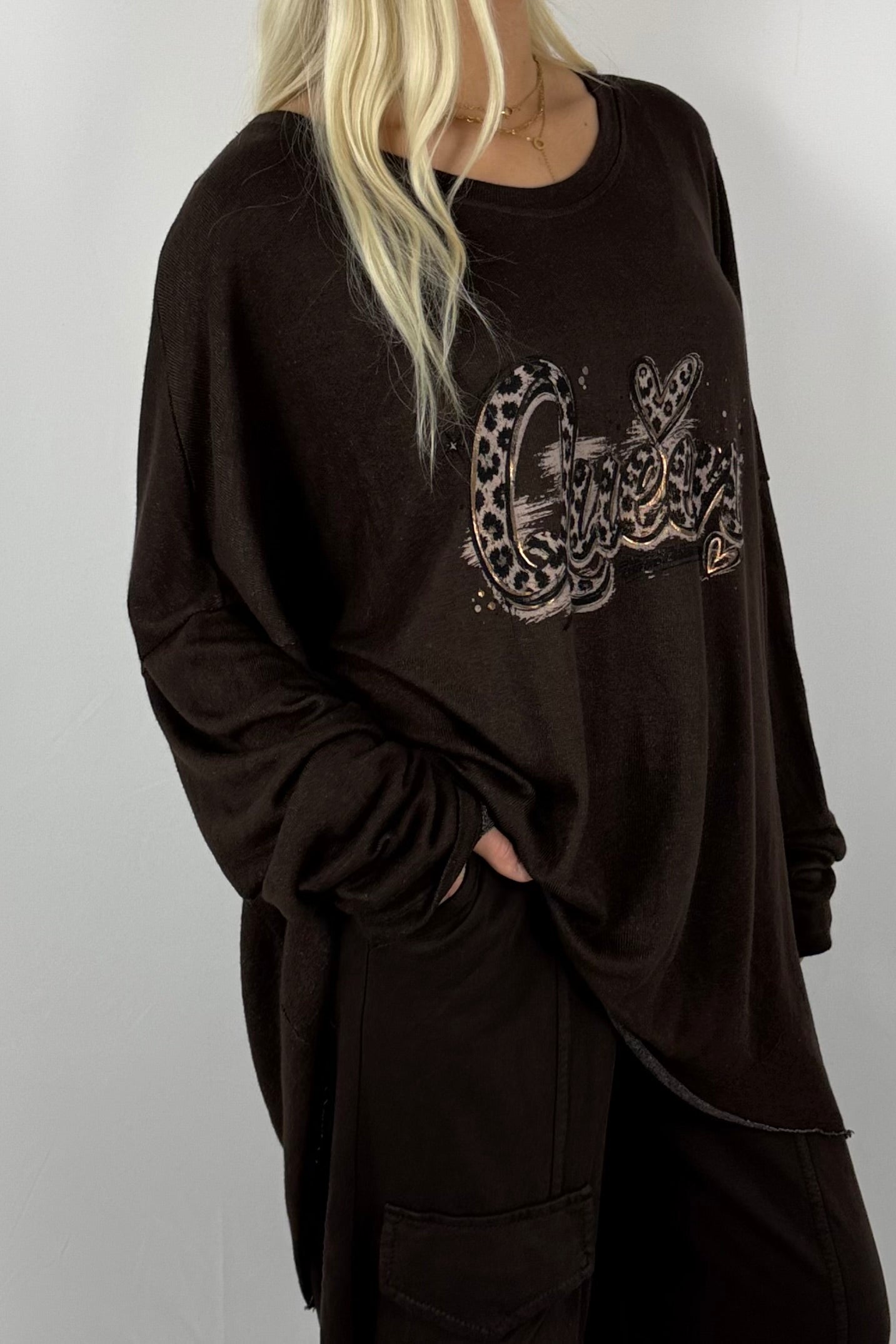 Damen Longshirt „Queen“ – Oversize mit Frontprint-Schoko