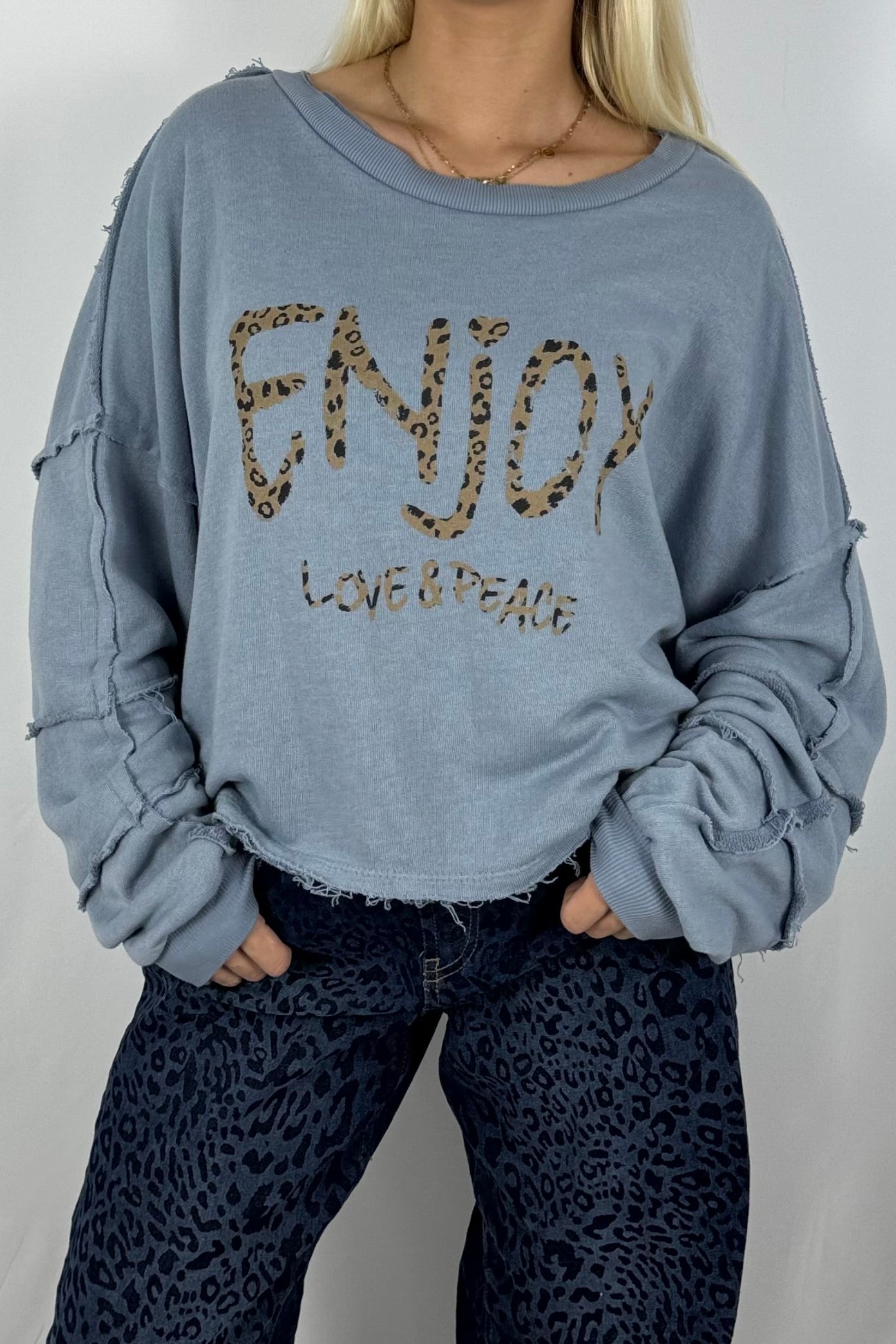 Damen Sweatshirt „ENJOY LOVE & PEACE“ – Leo Print-Blau