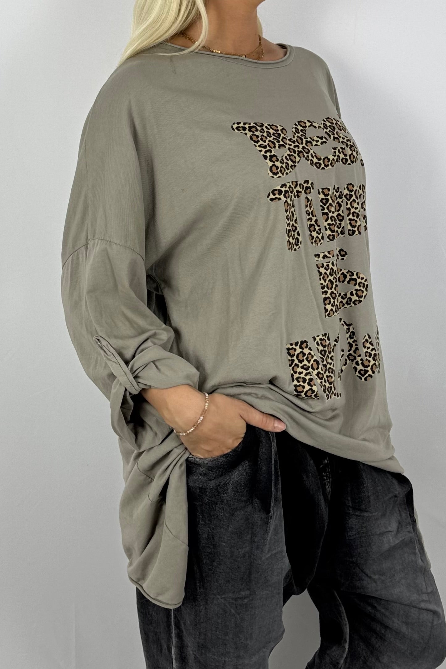 Damen Longshirt „Best Time Is Now“ – Leo-Print-Mud