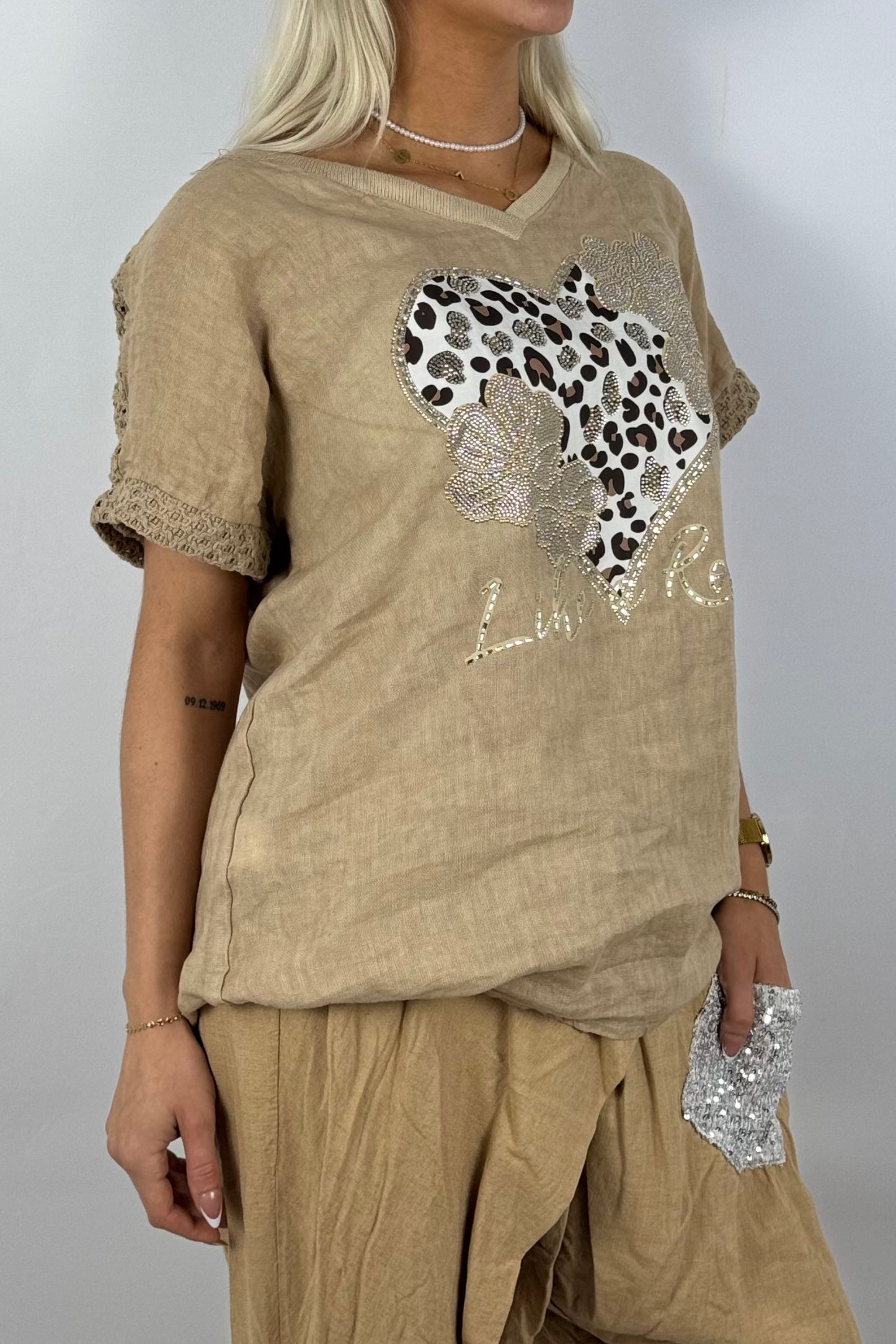 Leinen-Shirt mit Herzmotiv und Strass-Hell Kamel