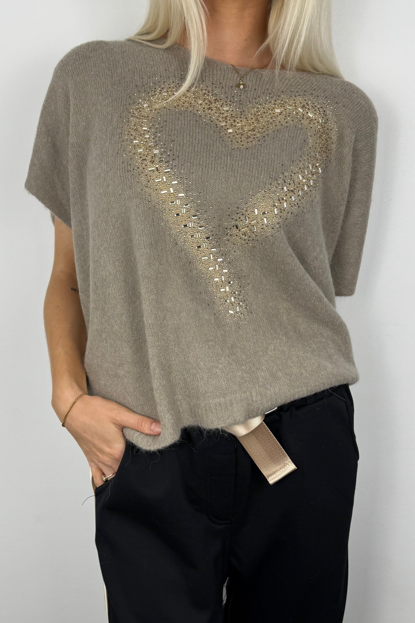 Pullover mit Herz-Design und Strassdetails –Mud
