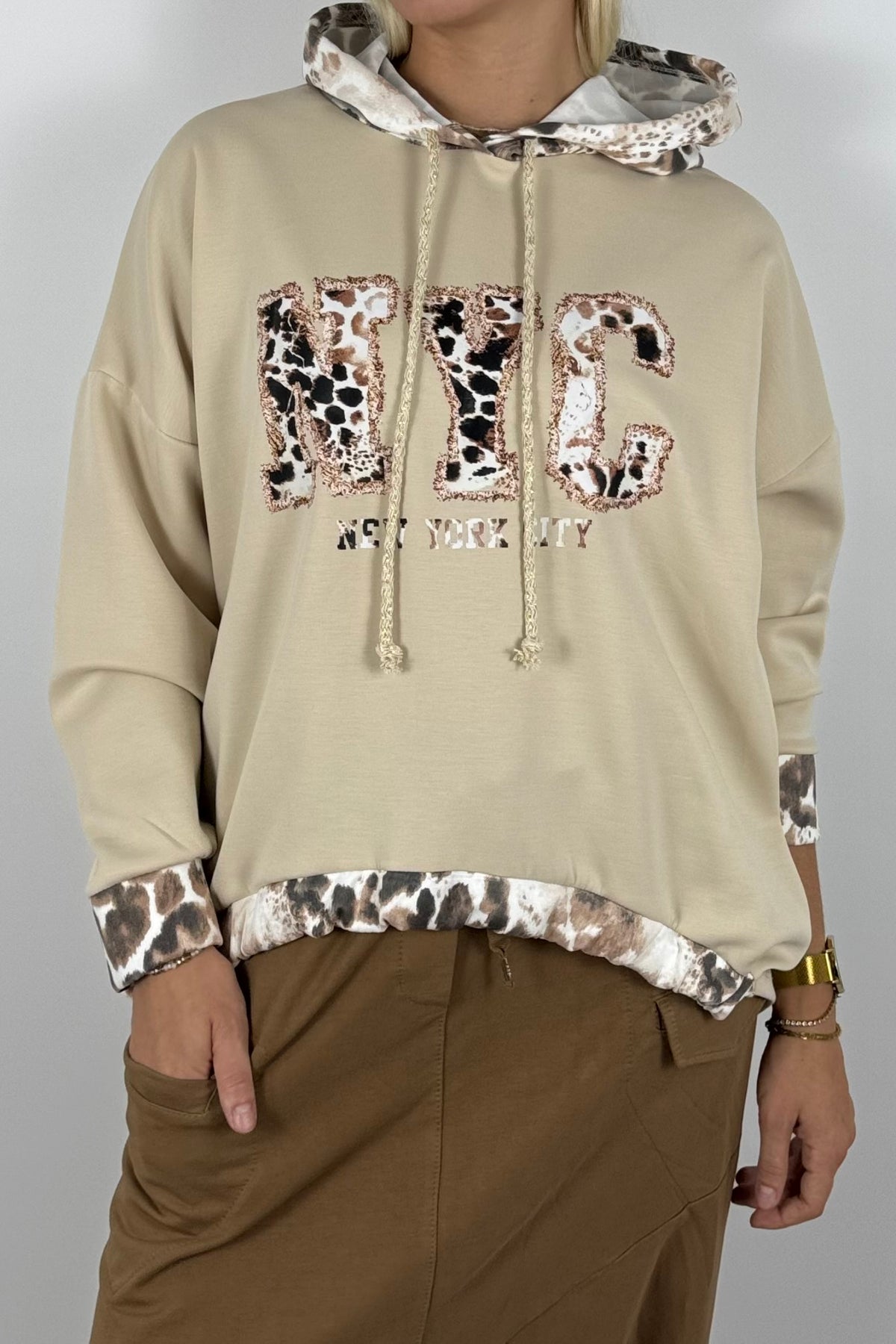 Oversize Pullover mit Kapuze & NYC Leo-Print – Beige