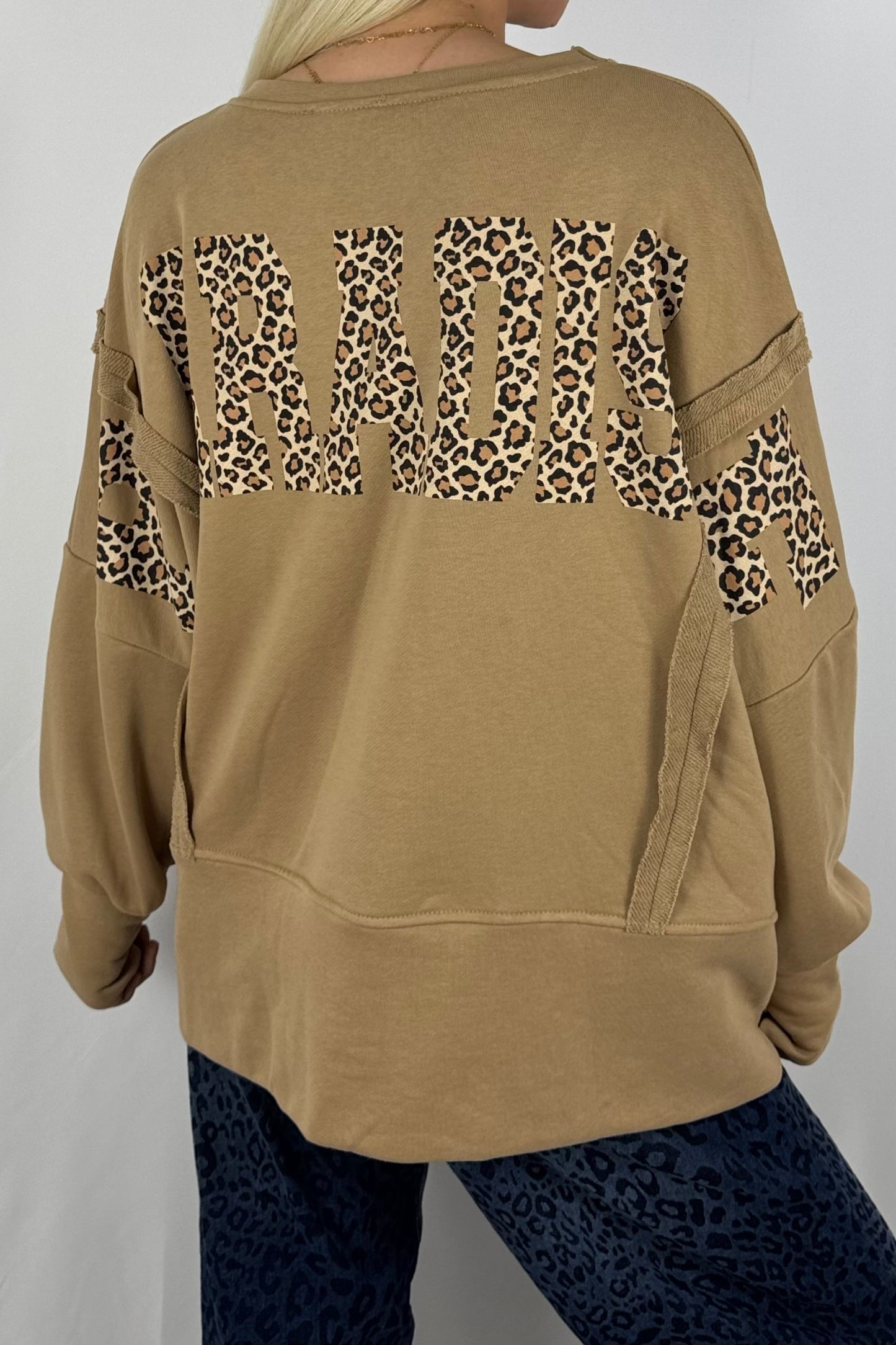 Damen Sweatshirt „PARADISE“ – Leo Print Oversize-Kamel