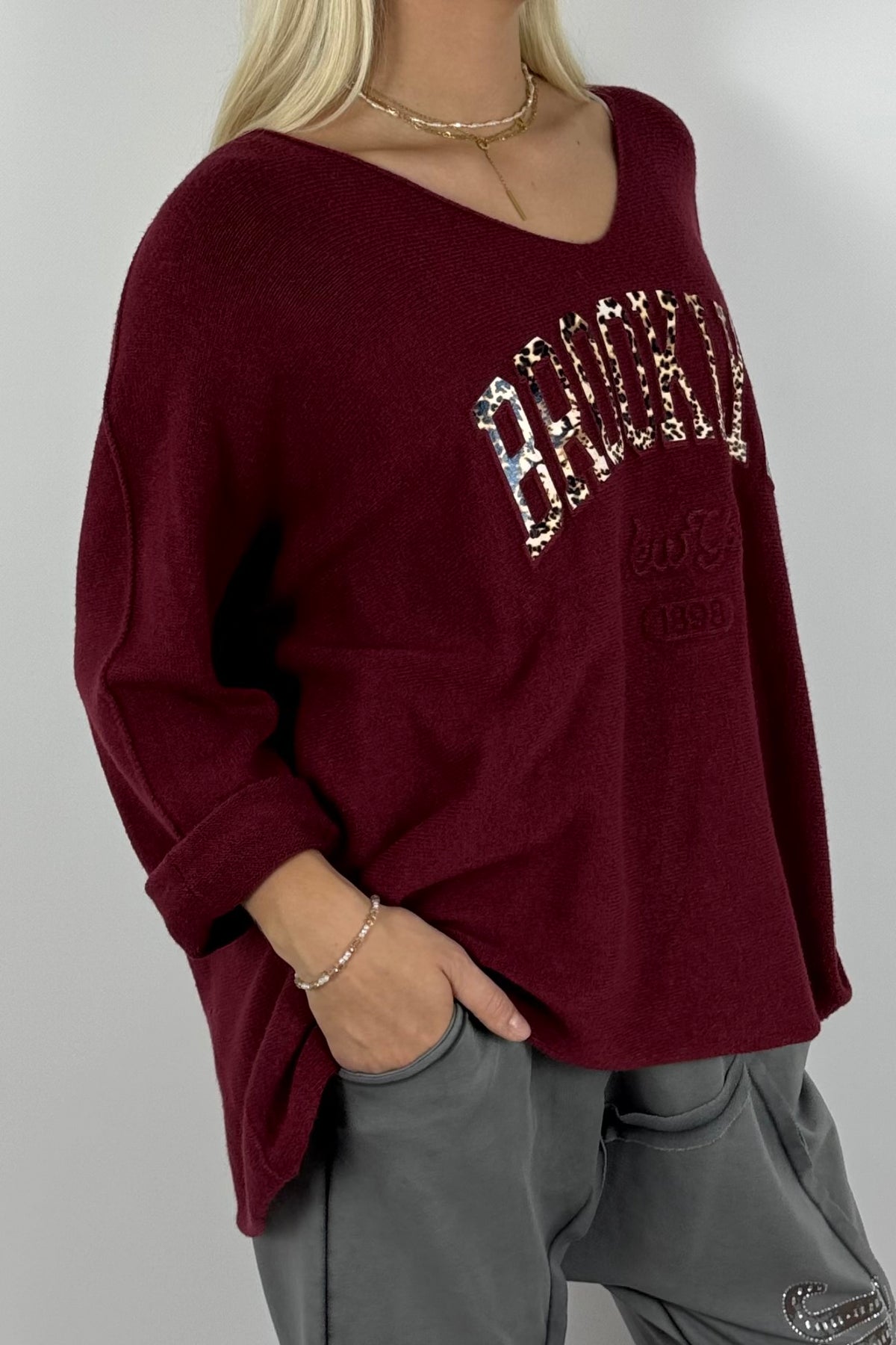Oversize Shirt „BROOKLYN“ mit V-Ausschnitt – Bordeaux