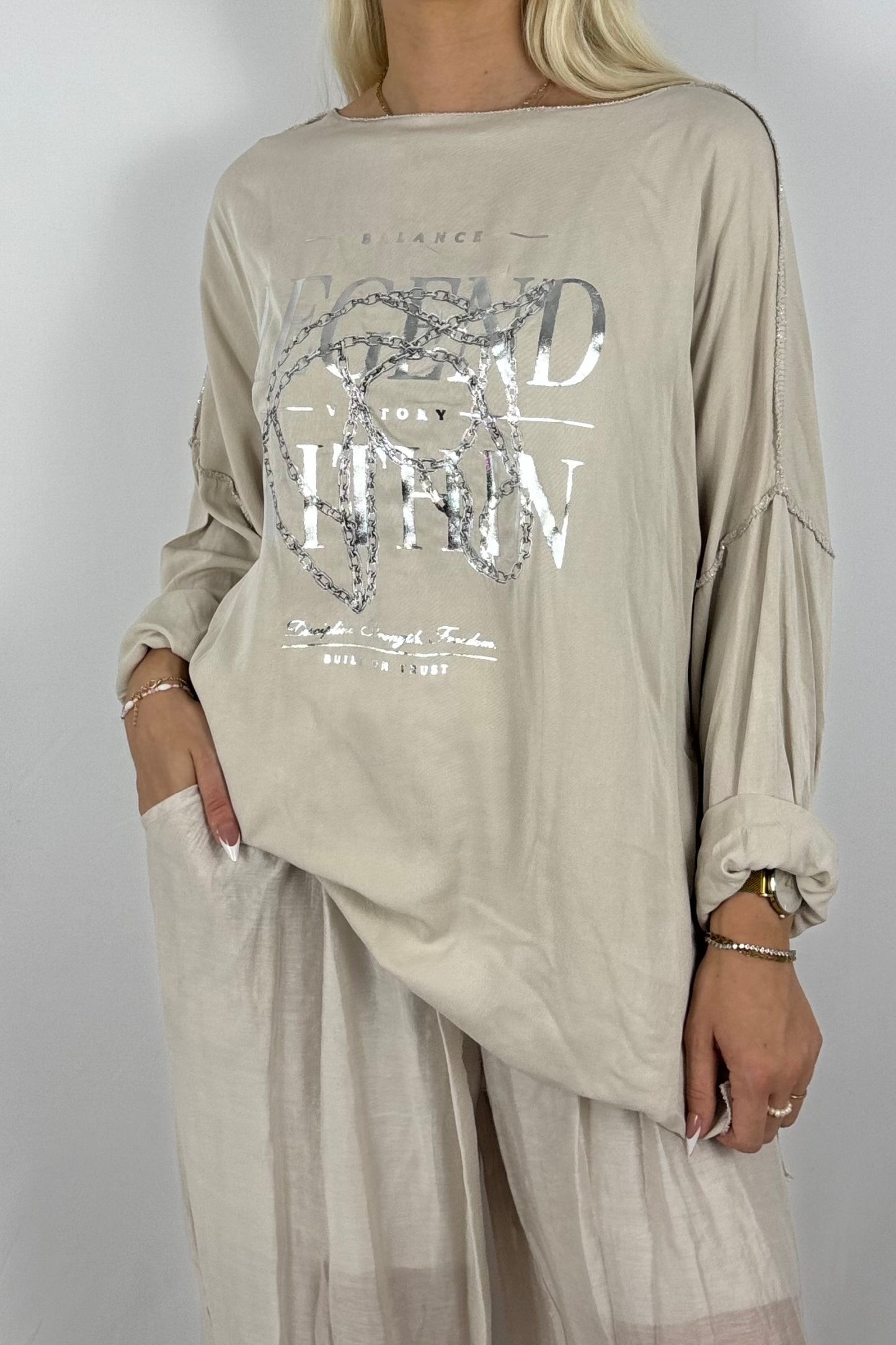 Oversize-Shirt mit Frontprint und Kettendetail-Beige