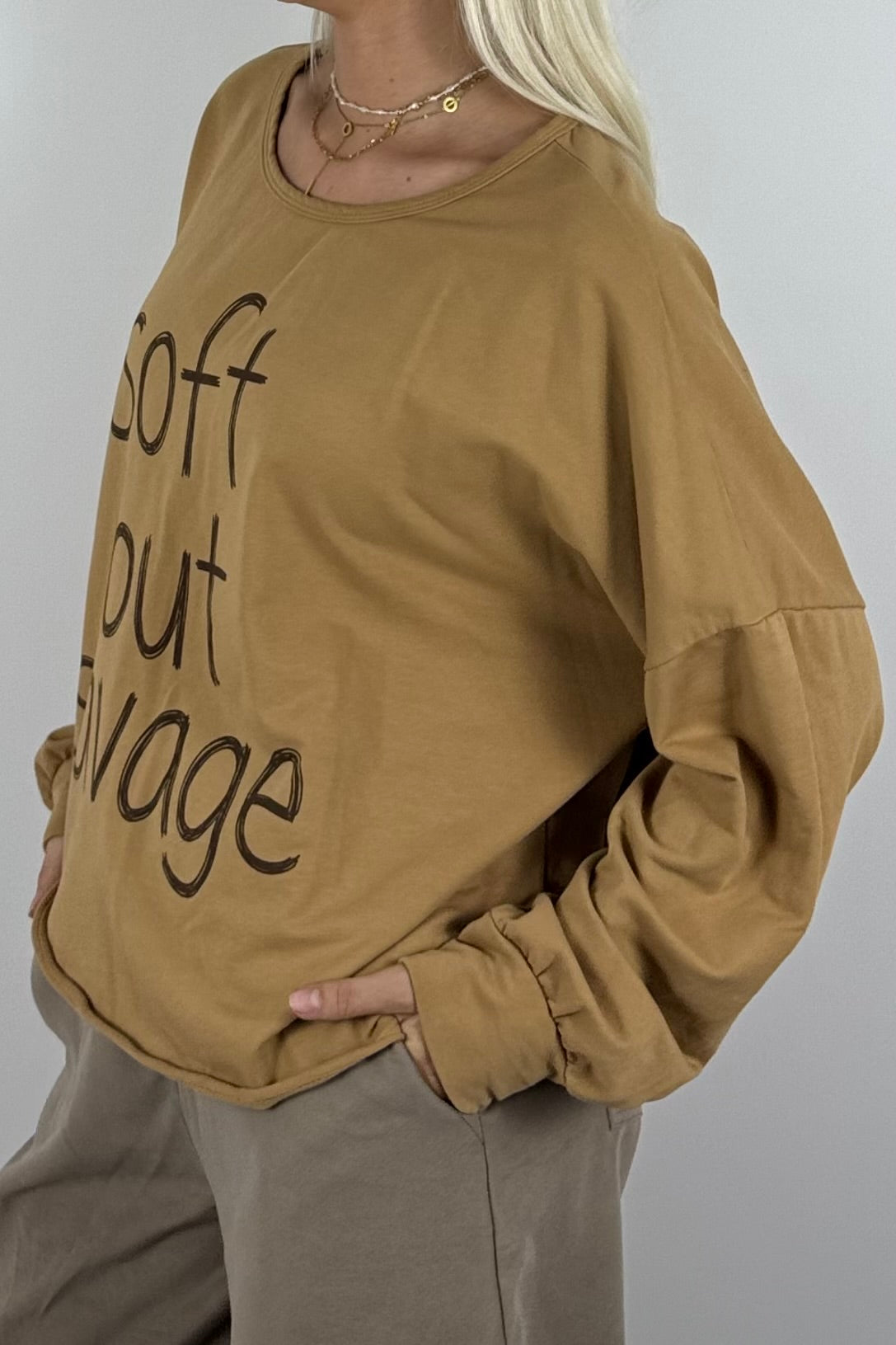 Oversize Shirt „Soft but Savage“ –Kamel