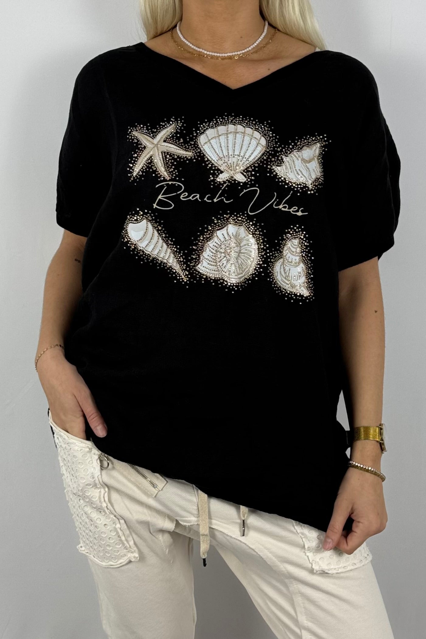 Leinen-Shirt „Beach Vibes“ mit Muschel-Motiv und Häkelrücken-Schwarz