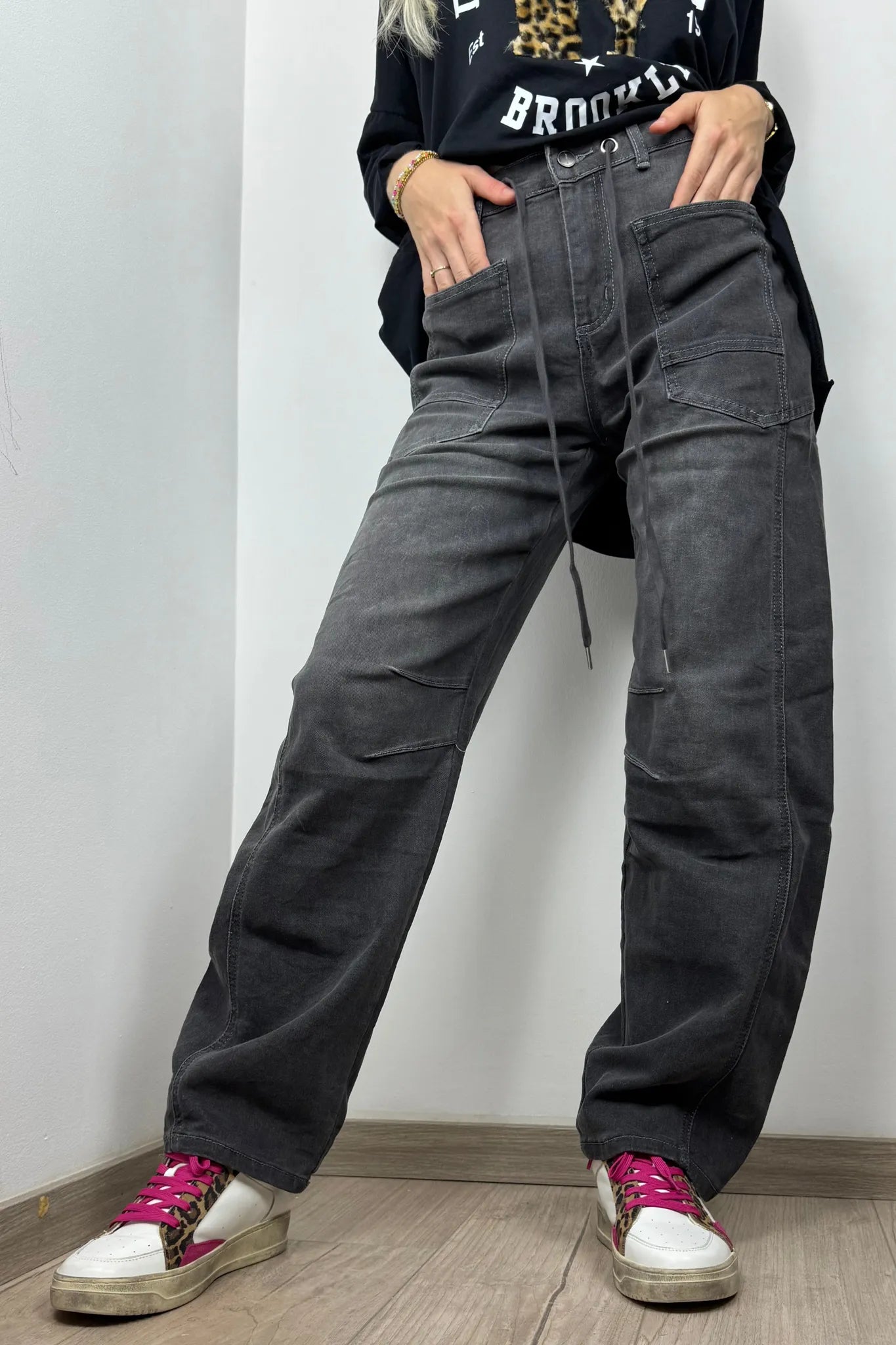 Trendige Damen-Jeans in Grau mit Kontrastnähten und Kordel