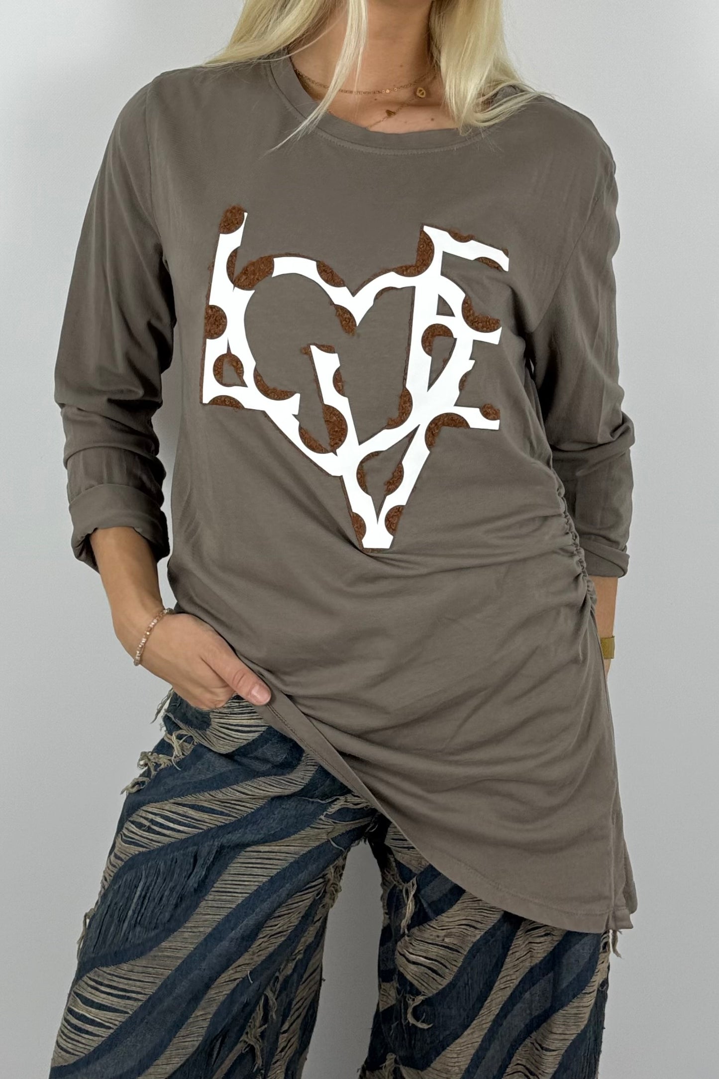 Damen Longshirt „LOVE“ mit Herz-Print – Oversize-Mud