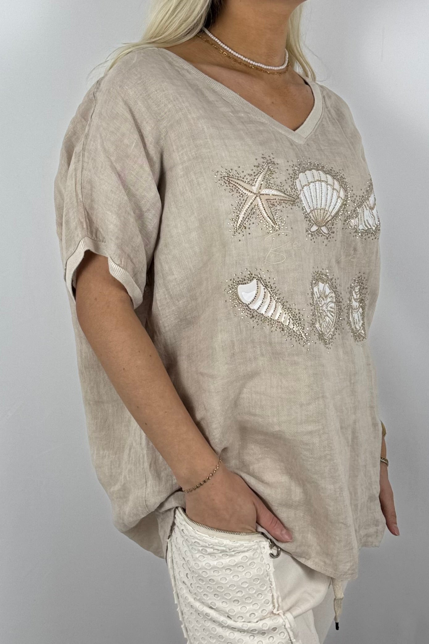 Leinen-Shirt „Beach Vibes“ mit Muschel-Motiv und Häkelrücken-Beige