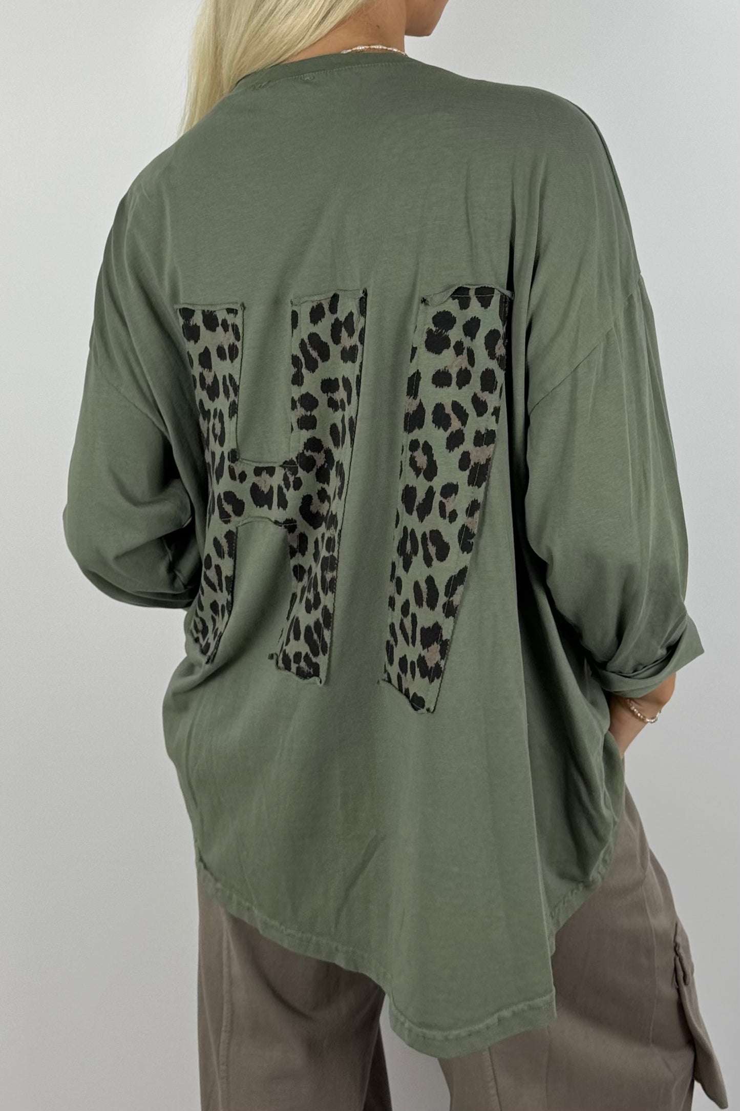 Oversize Longshirt mit Leo-Detail –Khaki