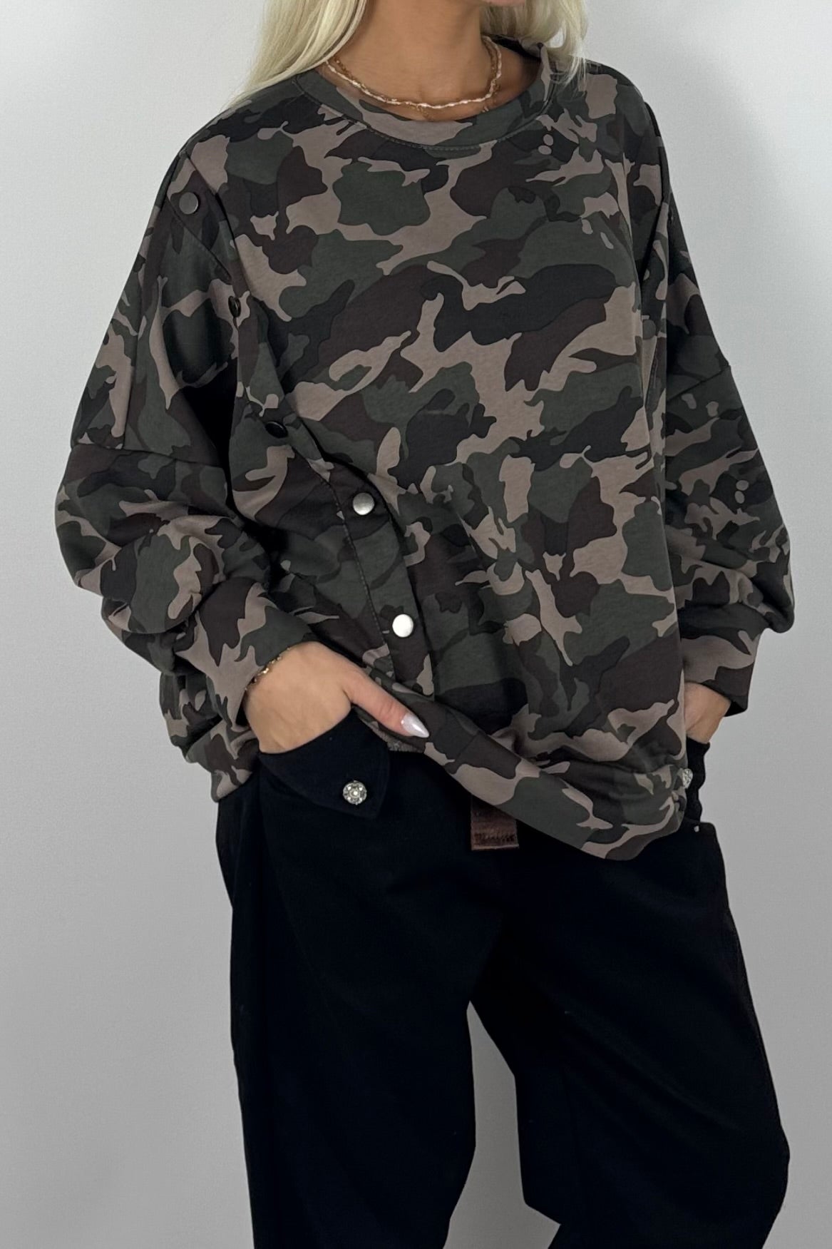 Oversize Damen Sweatshirt mit Camouflage-Muster & Knopfdetails – Mud