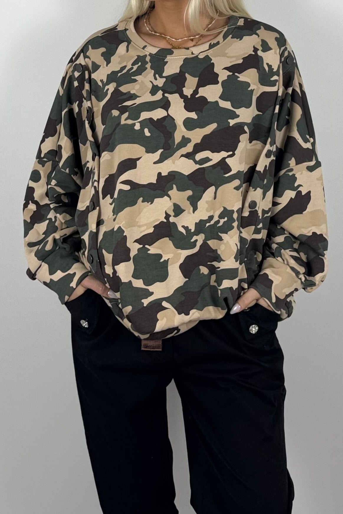 Oversize Damen Sweatshirt mit Camouflage-Muster & Knopfdetails – Beige