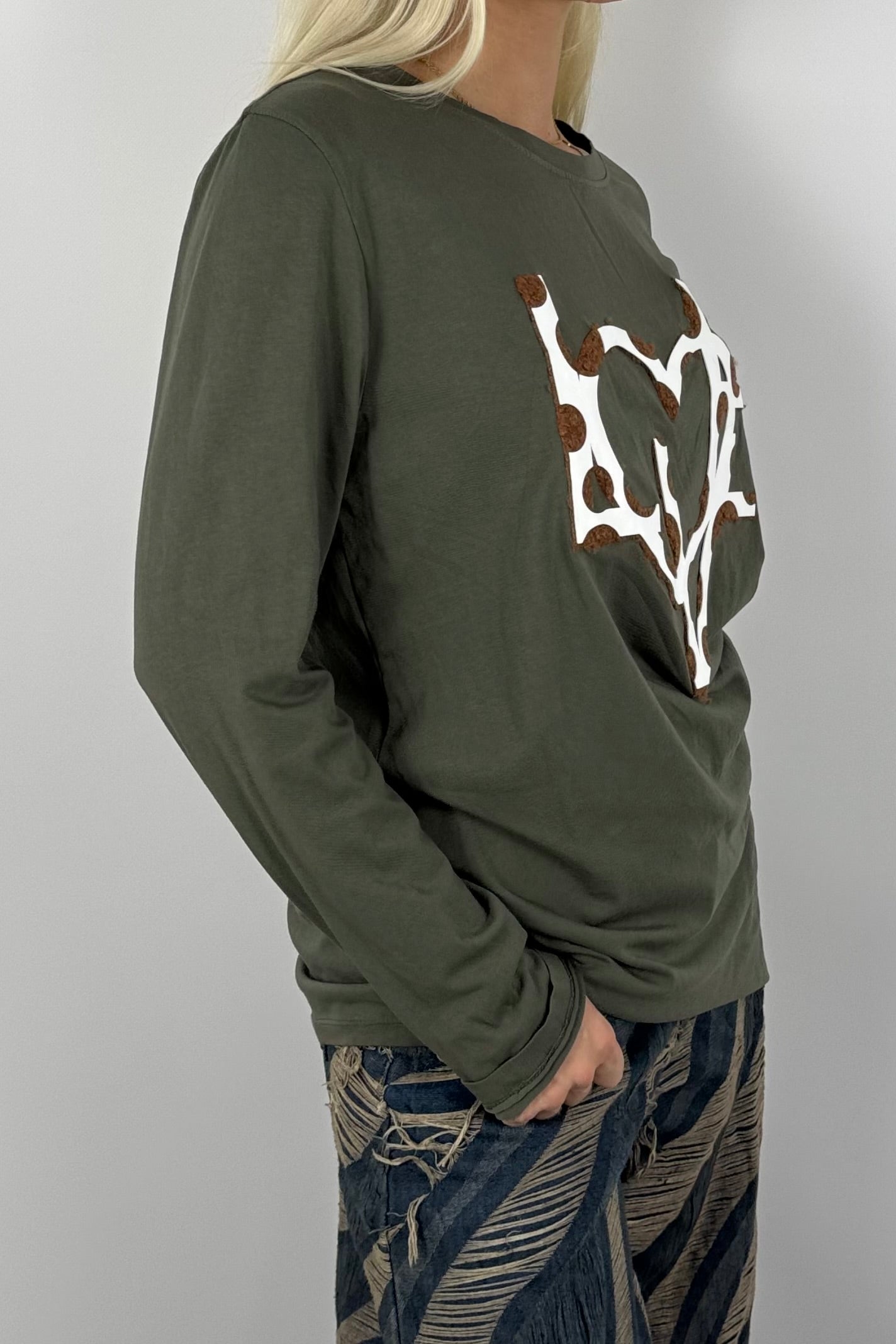 Damen Longshirt „LOVE“ mit Herz-Print – Oversize-Khaki
