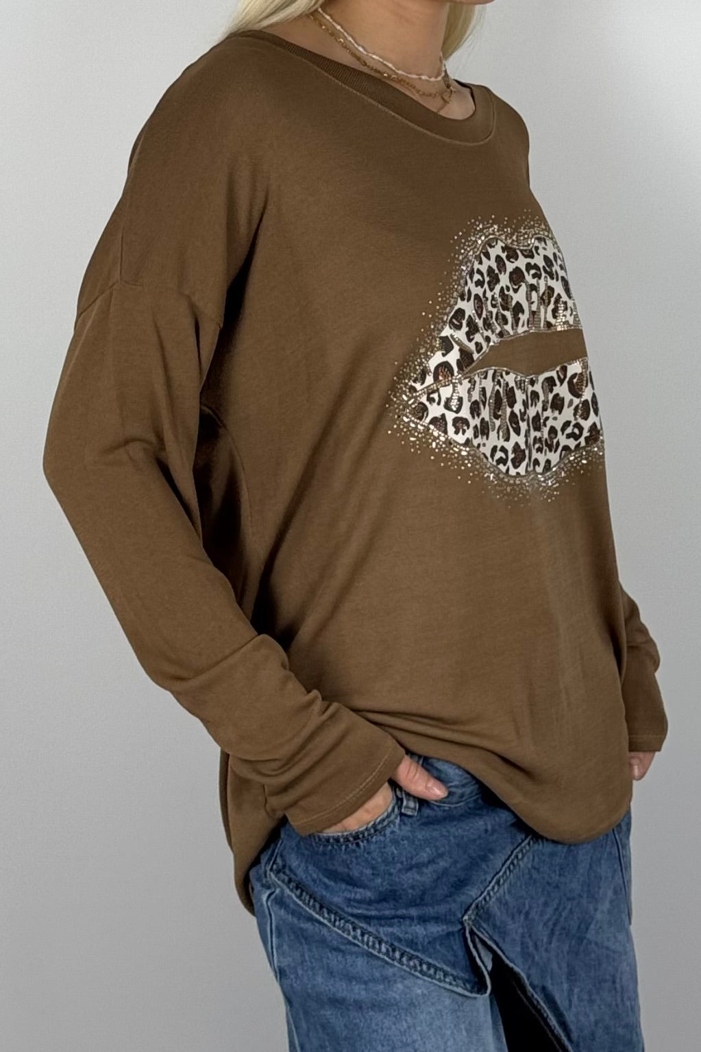 Damen Oversize Shirt mit Leo-Lippen & Glitzer – Kamel