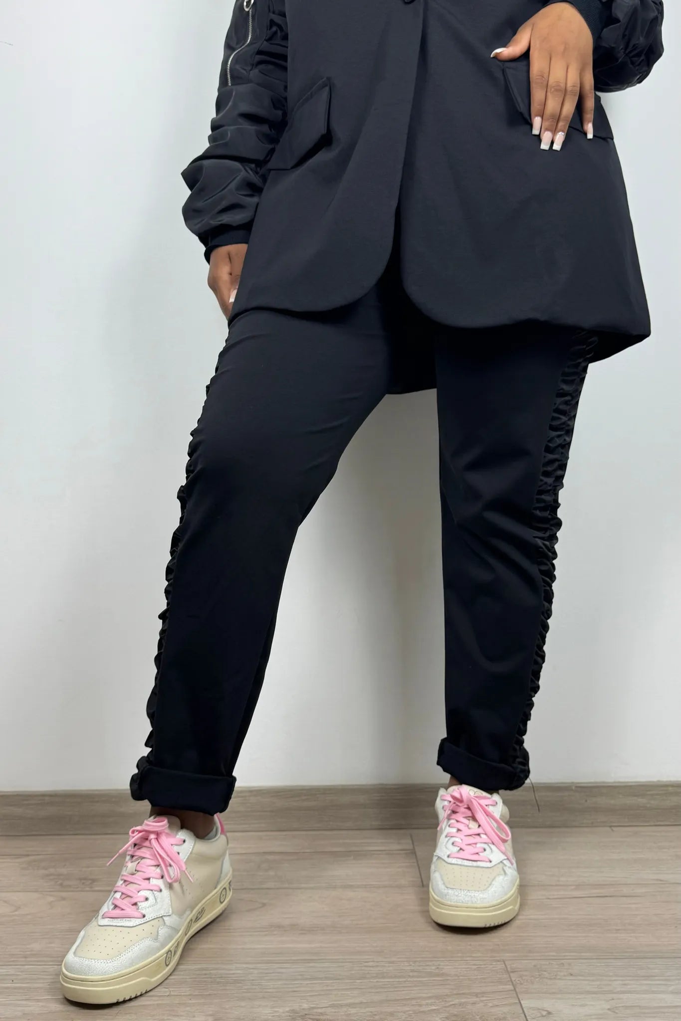 Jogpants mit Rüschen-Details und Glitzer-Emblem-Schwarz