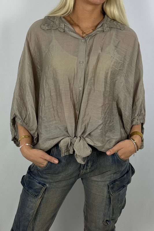 Leichte Bluse mit Häkelkragen –Mud