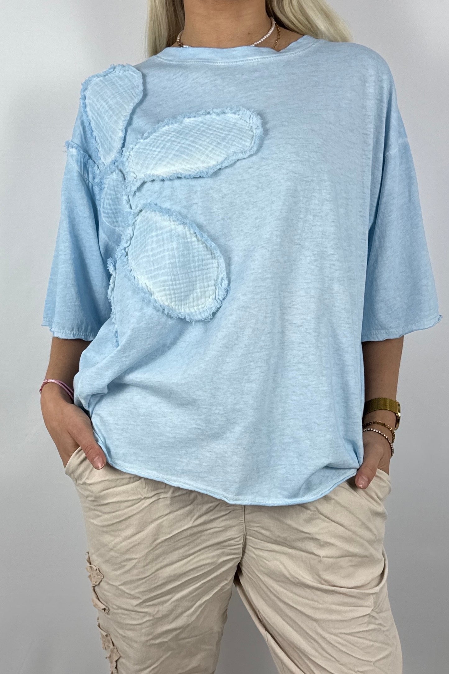 Oversize Damen Shirt mit Blumen Applikation und Rundhalsausschnitt-Hellblau