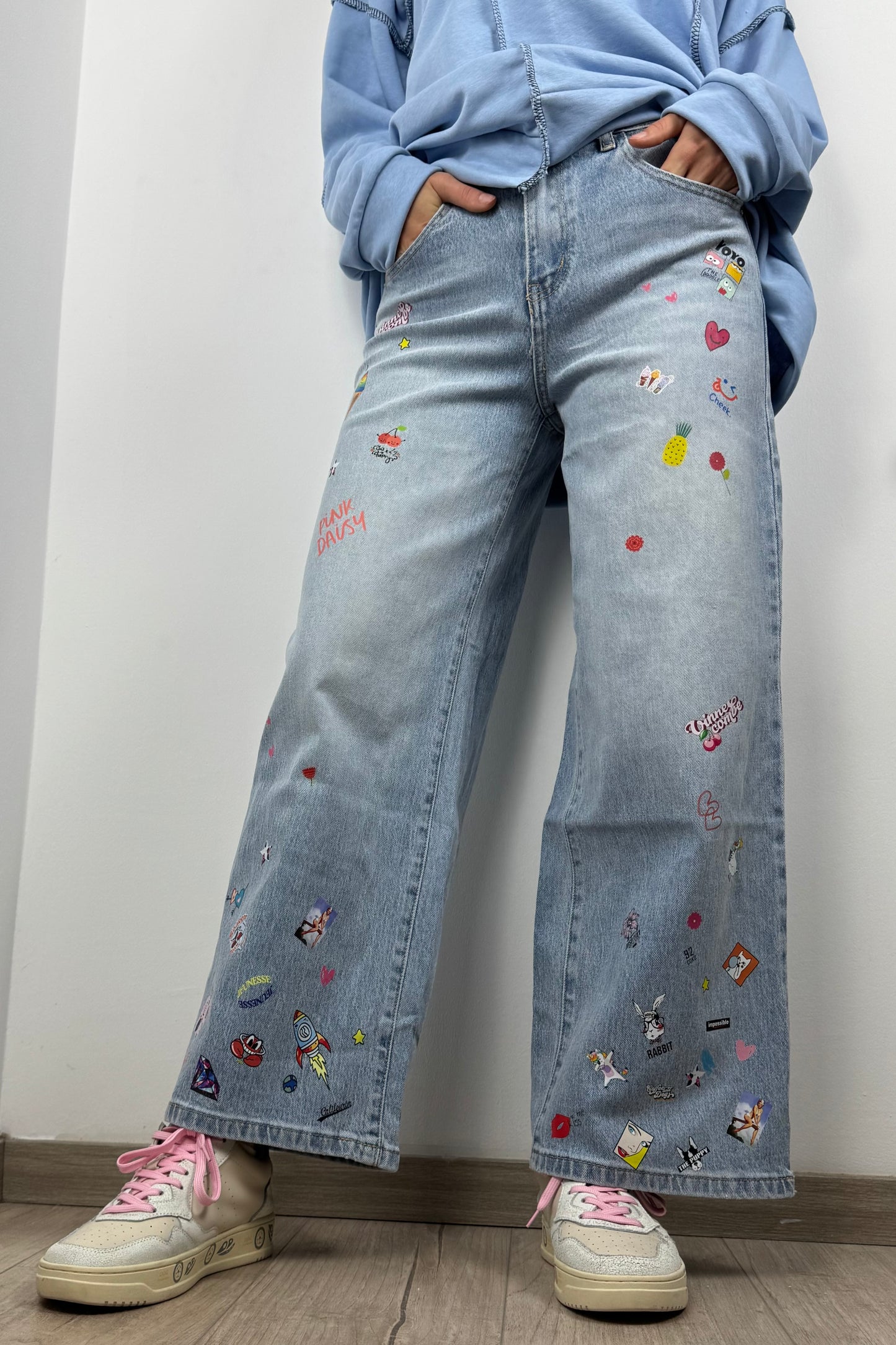 Jeans mit Stickern & Print-Details