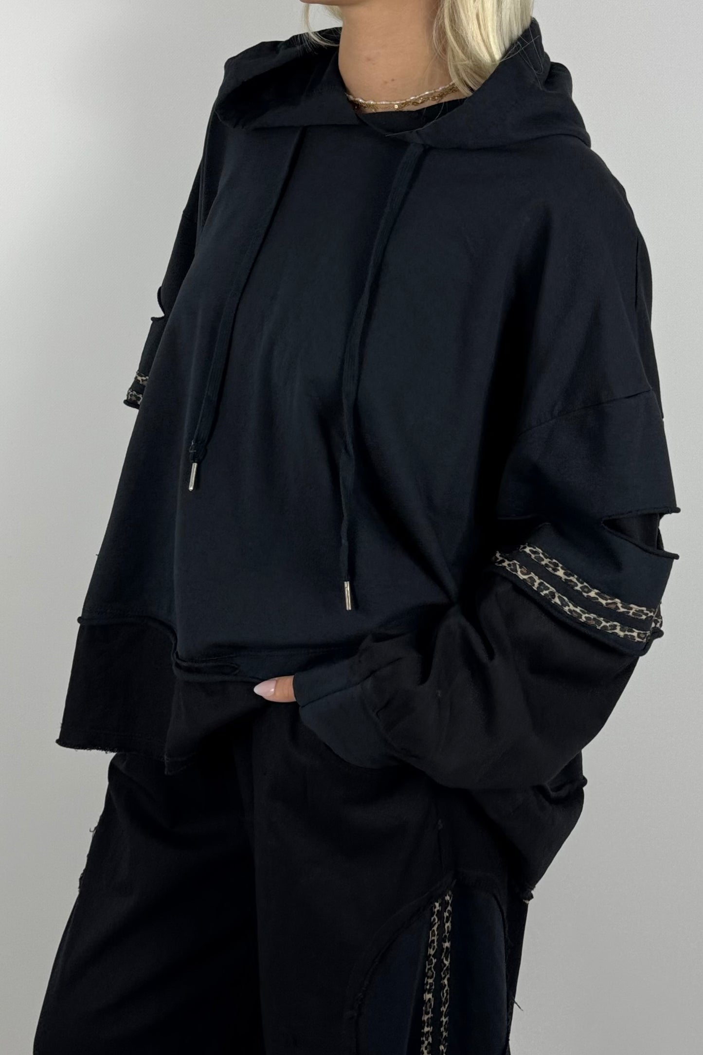Oversize Hoodie mit Leo-Details-Schwarz