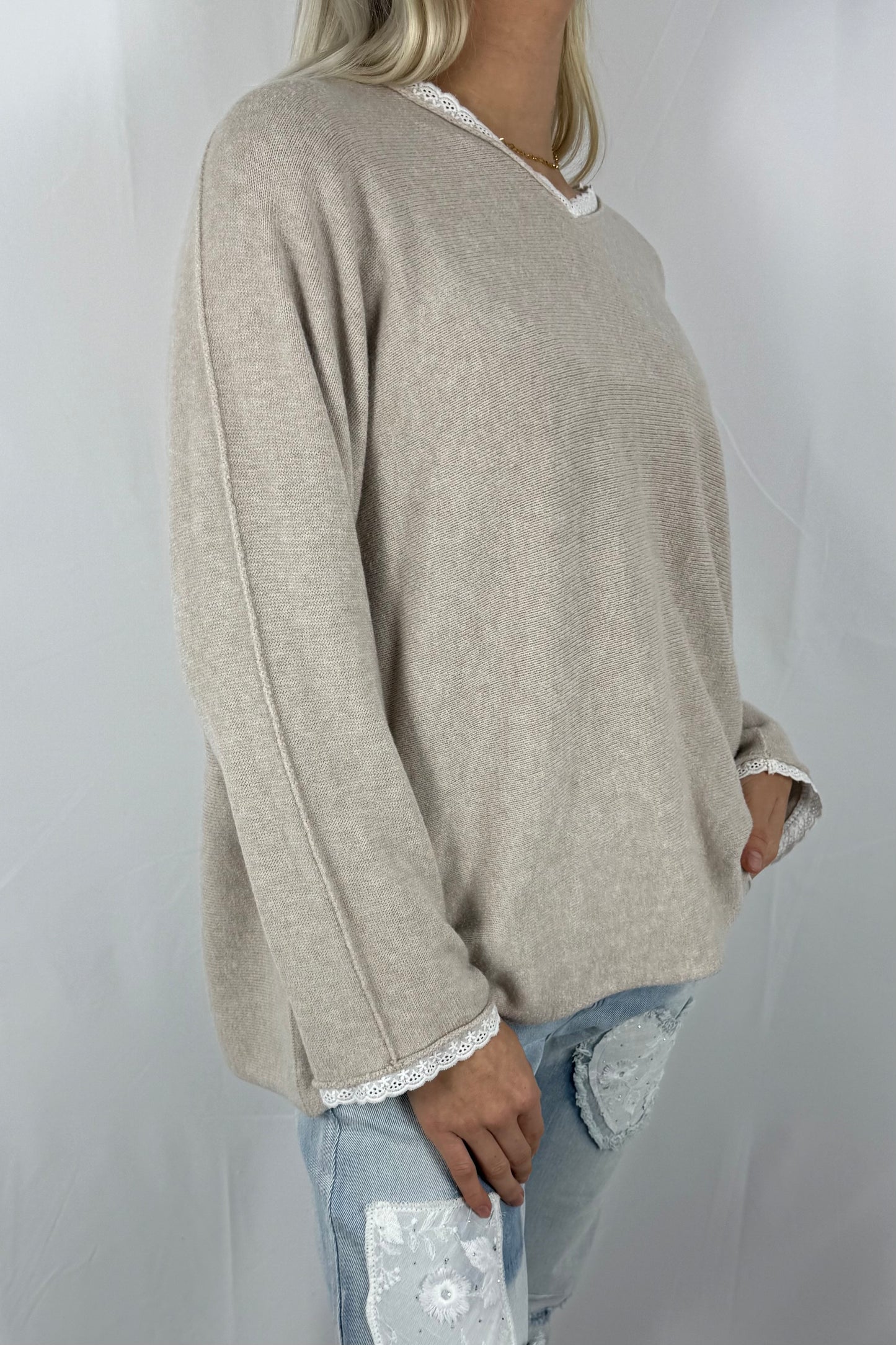 Shirt mit V-Ausschnitt & Spitzen-Detail –Beige