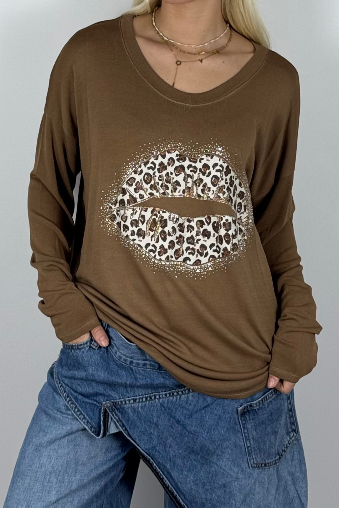 Damen Oversize Shirt mit Leo-Lippen & Glitzer – Kamel