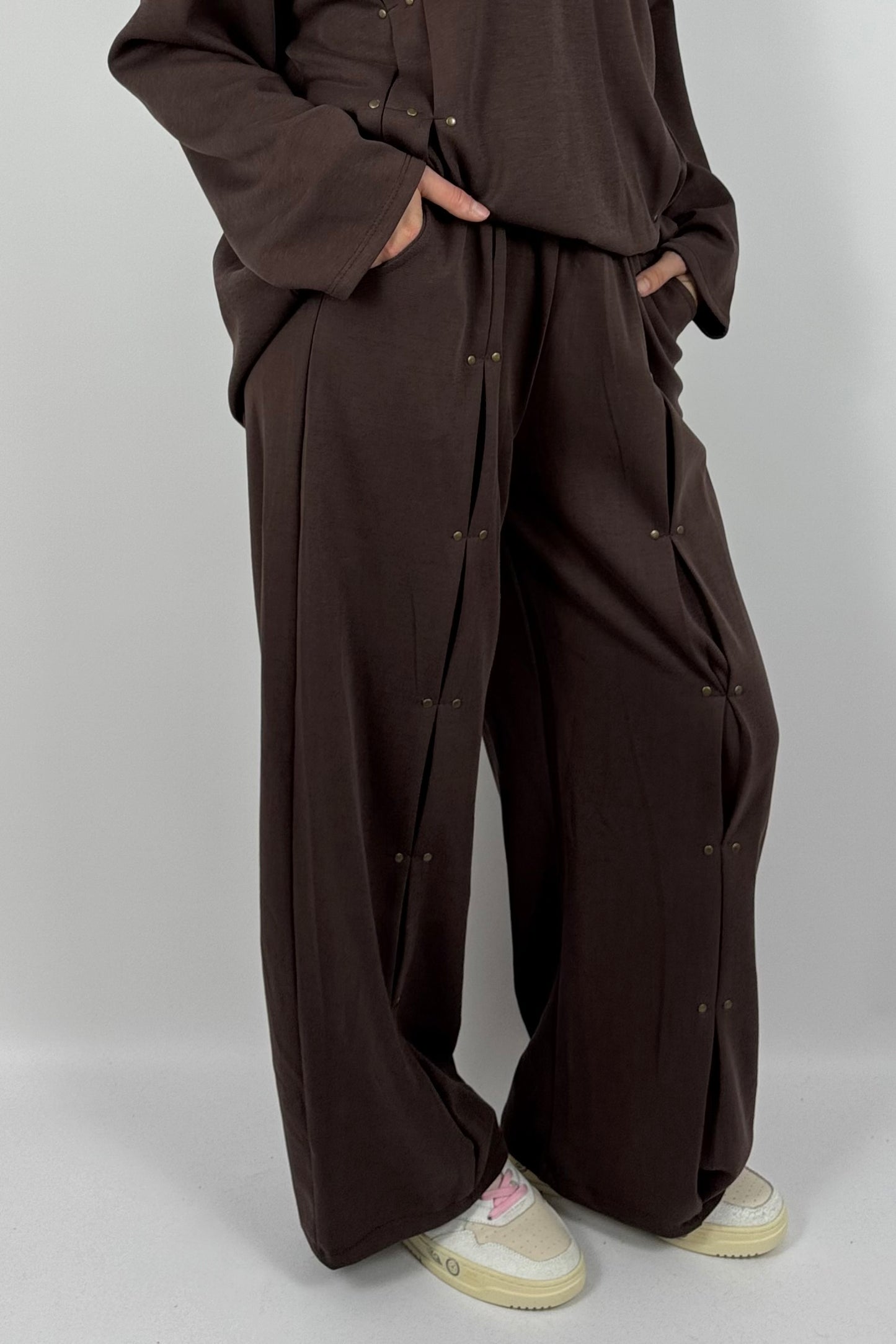 Damen Hose mit Faltendetails & Nieten – Schoko