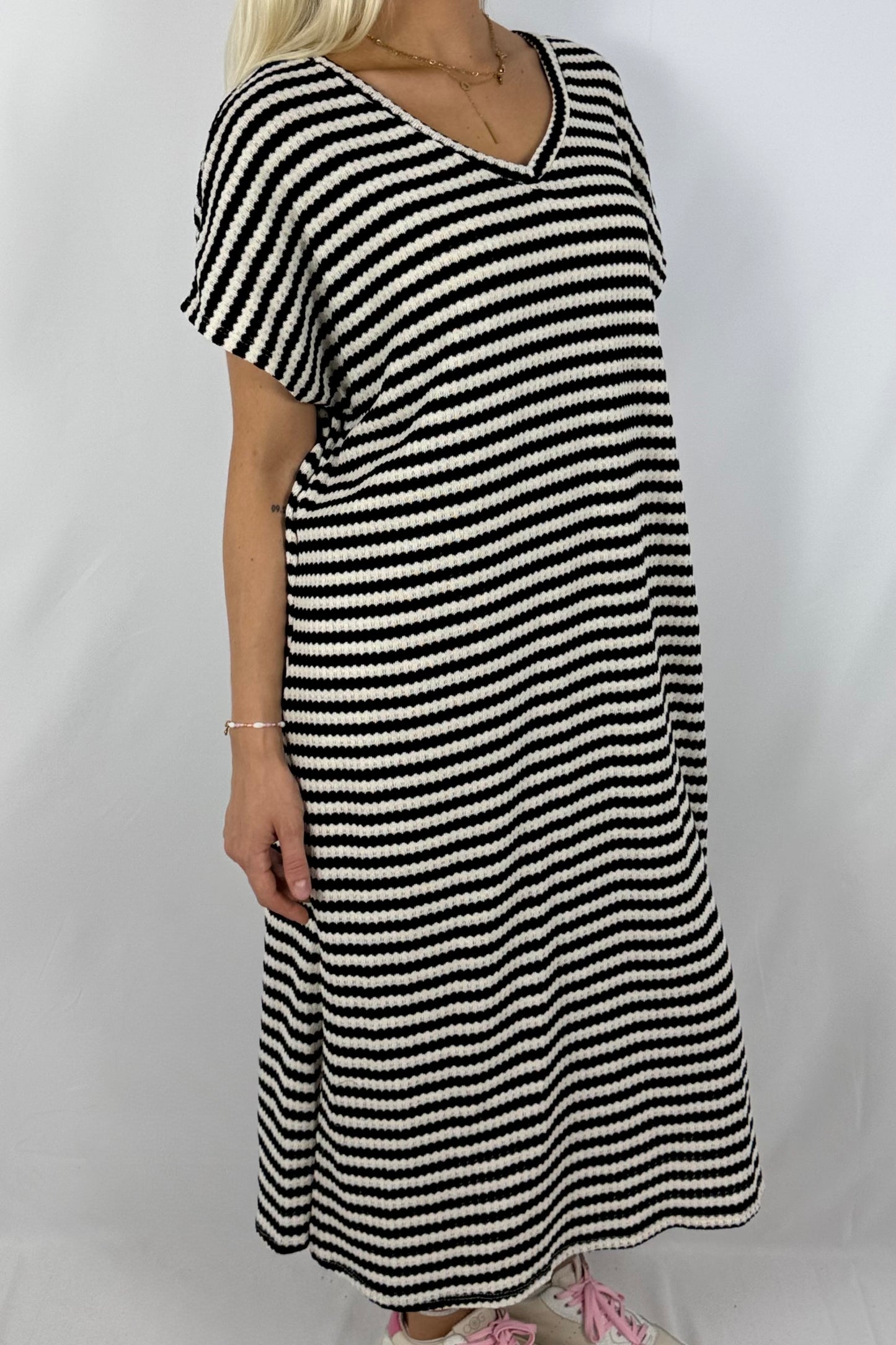 Gestreiftes Strickkleid mit V-Ausschnitt-Schwarz