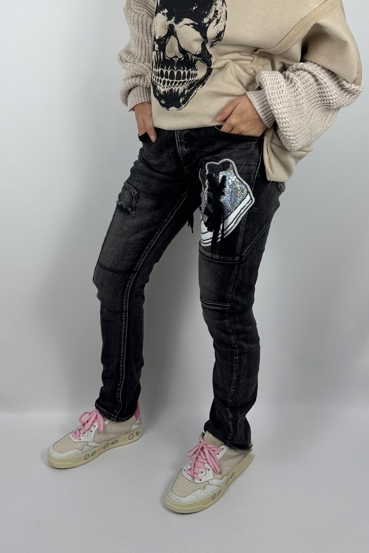 Damen-Jeans mit glitzernder Sneaker-Applikation