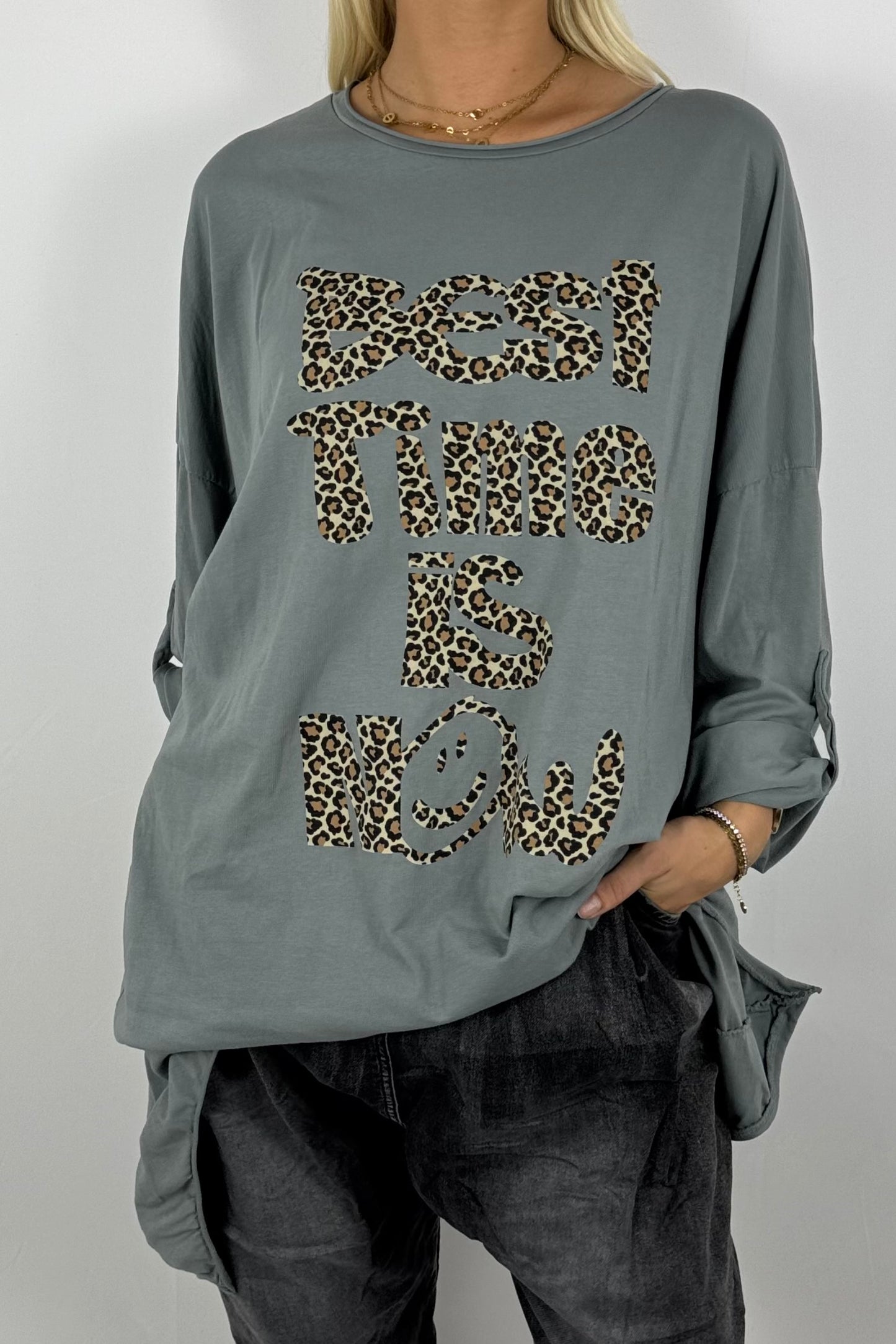 Damen Longshirt „Best Time Is Now“ – Leo-Print-Grau