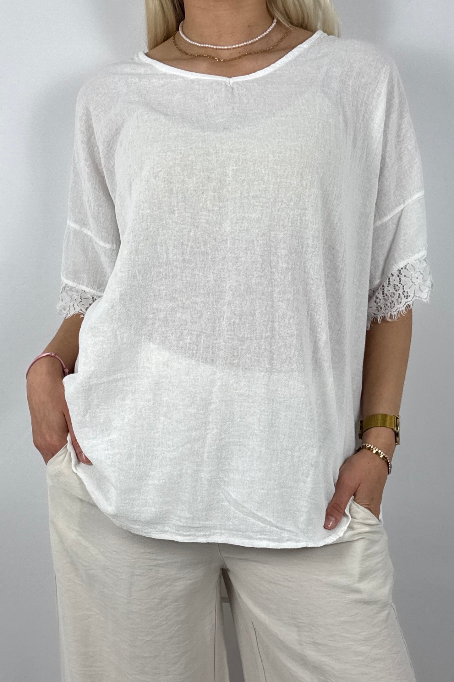 Oversize Damen Shirt mit Spitzen Details und V Ausschnitt-Weiß