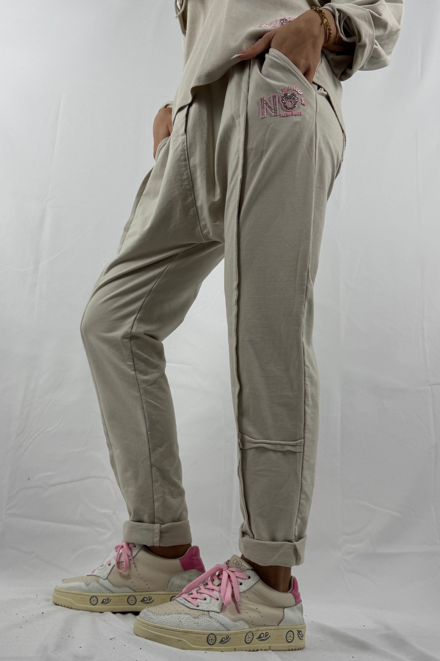 Lässige Jogpants mit Print – Beige