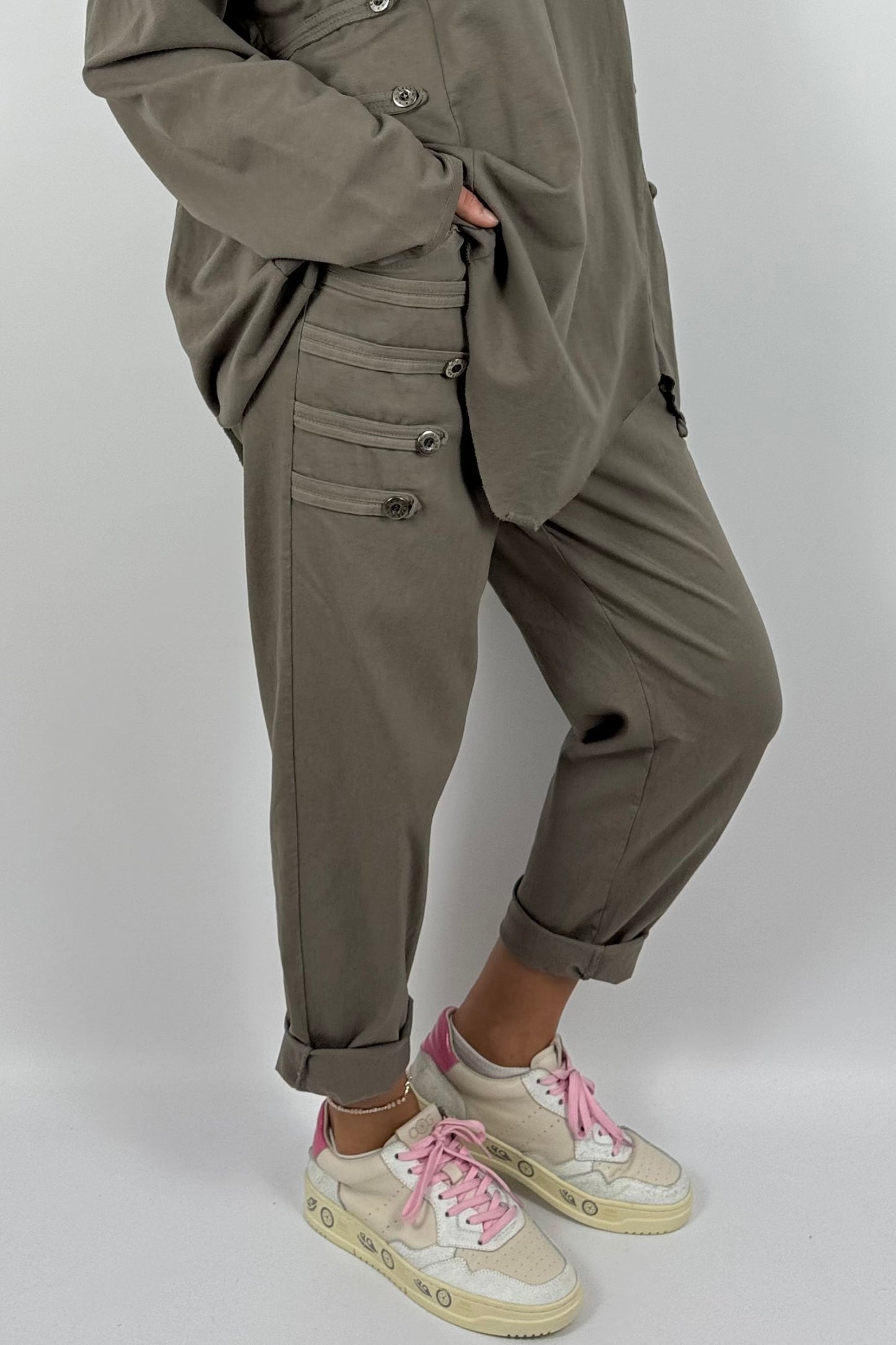 Damen Schlupfhose mit Knopfdetails – Mud