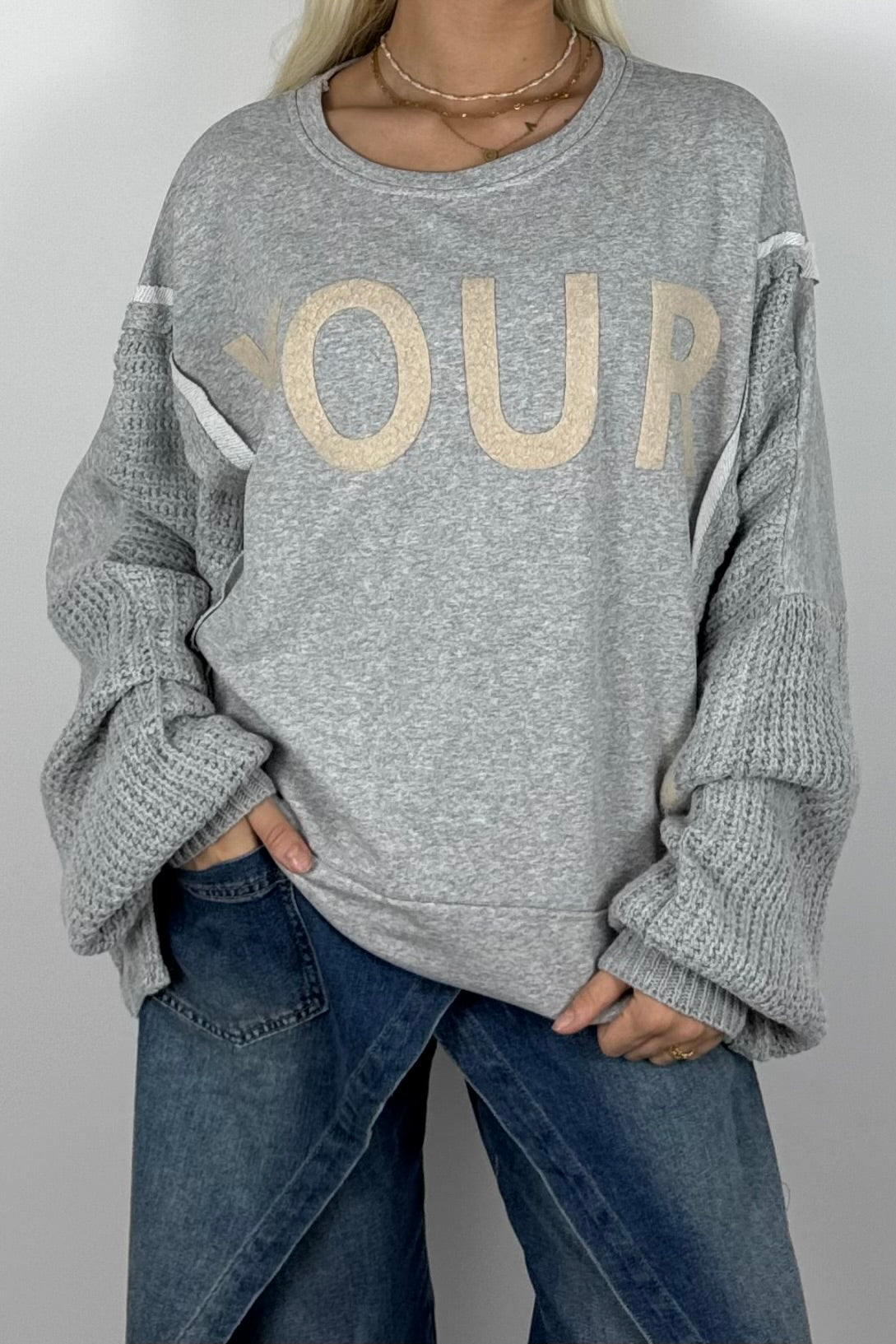 Damen Oversize Sweatshirt mit Strickärmeln & Statement – Hellgrau