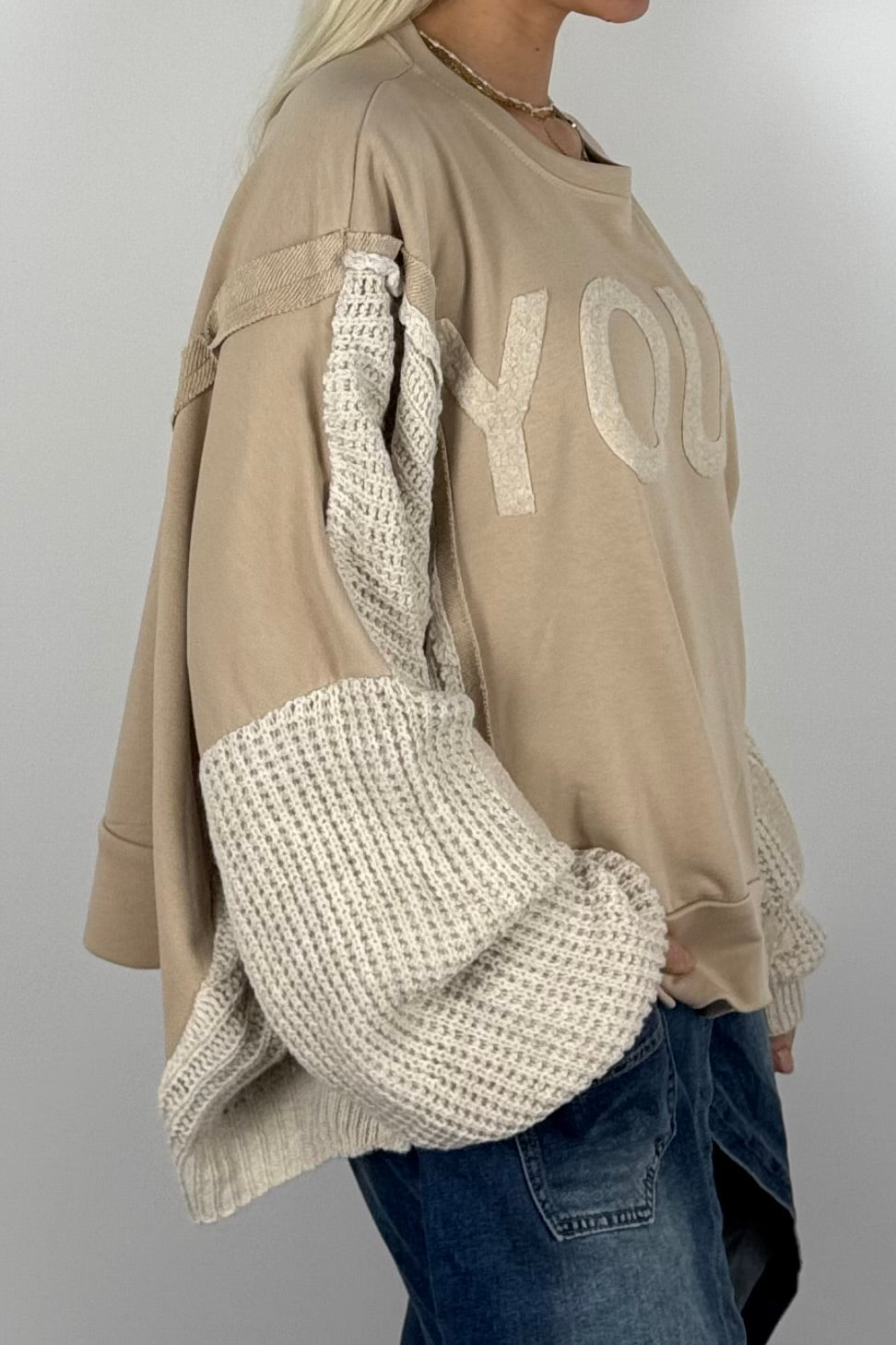 Damen Oversize Sweatshirt mit Strickärmeln & Statement – Beige