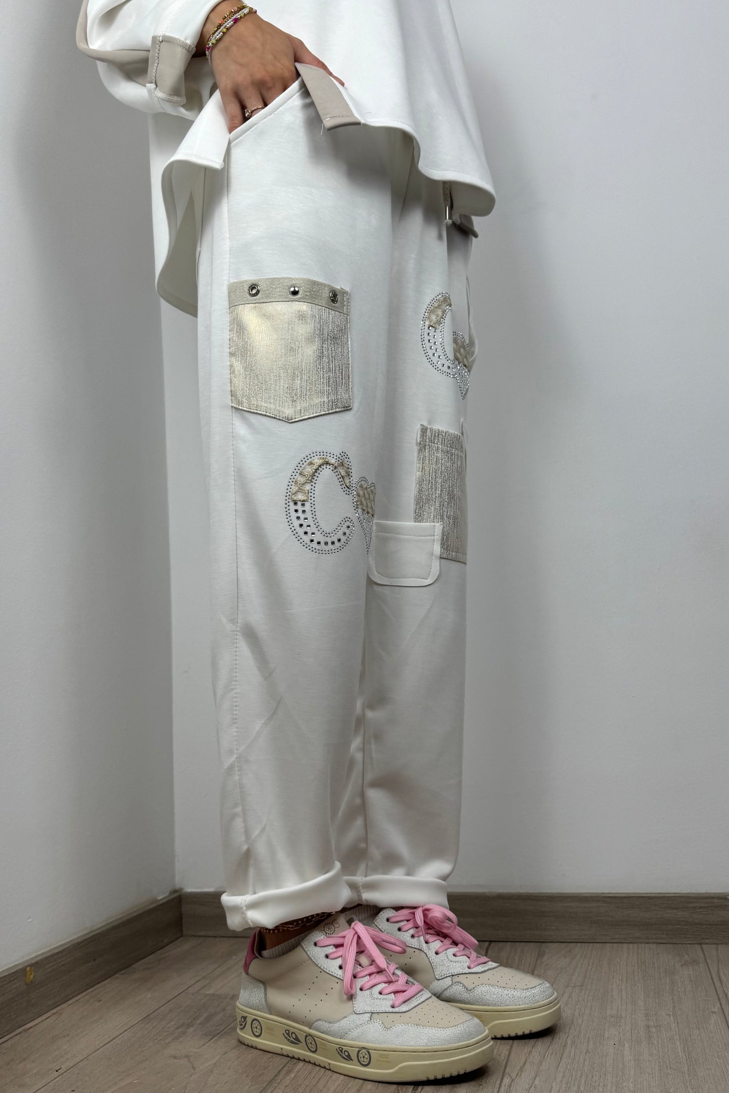 Trendige Jogpants mit Glitzer-Details & Schmuck-Print-Weiß