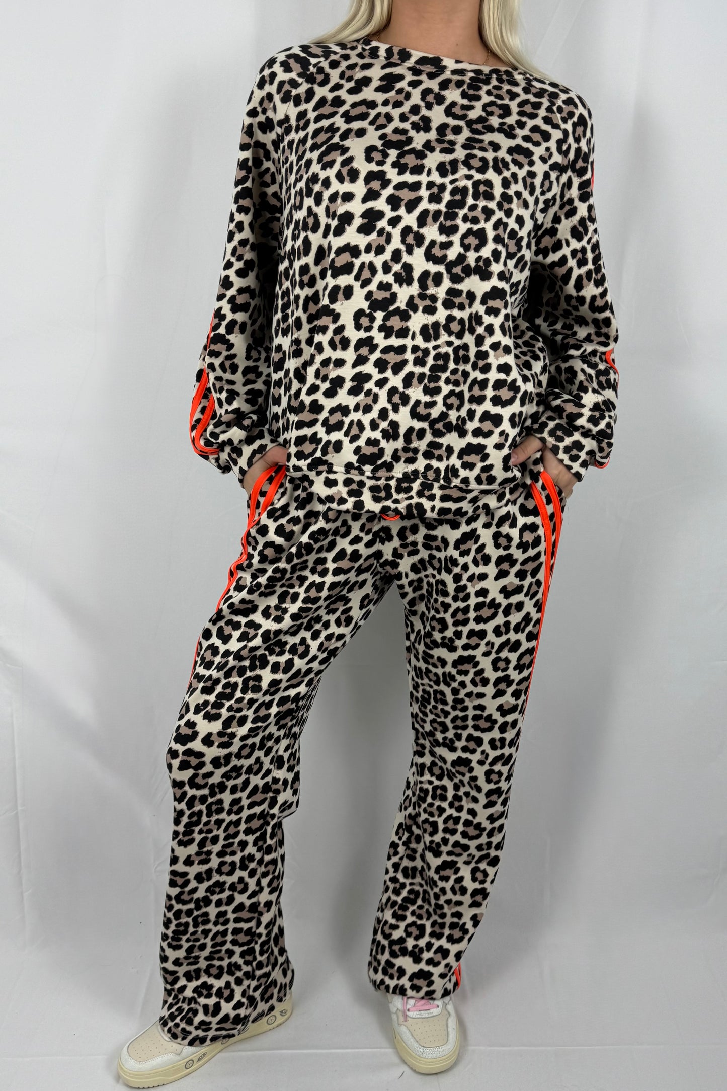 Damen Freizeit Set mit Leo Muster und Streifen Detail- Orange