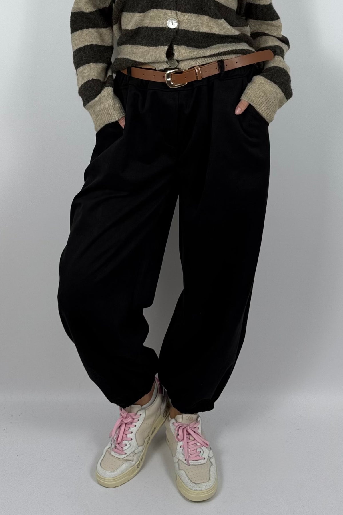 Damen Hose im Velours-Look mit Gürtel –Schwarz