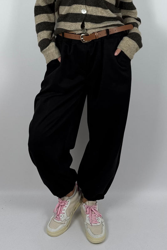 Damen Hose im Velours-Look mit Gürtel –Schwarz