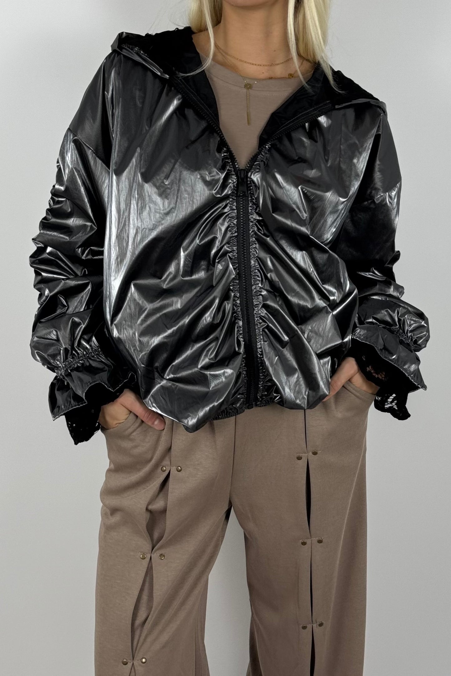 Damen Glanz-Jacke mit Kapuze – Metallic Look - Grau