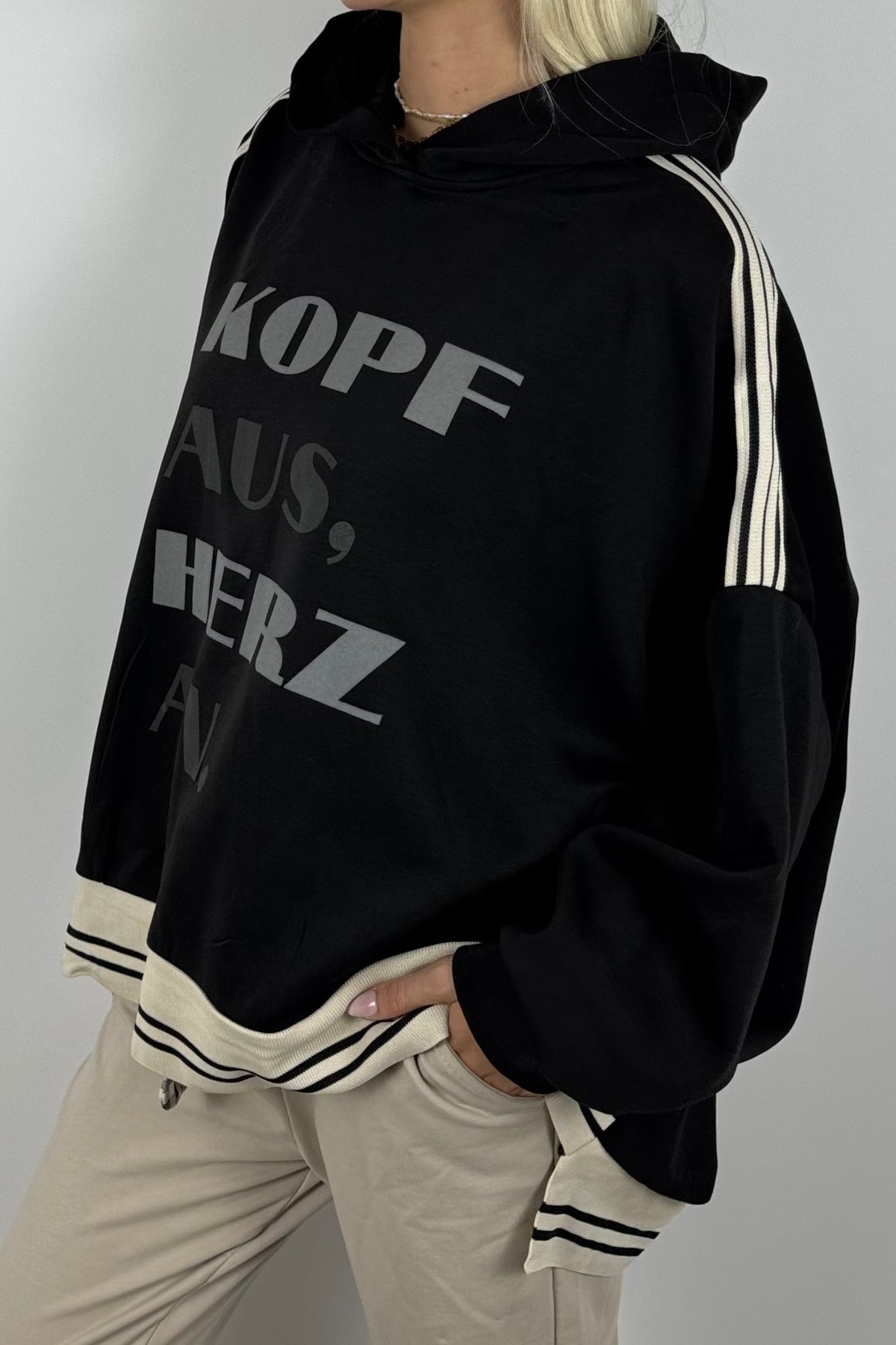 Oversize Hoodie „Kopf aus, Herz an“-Schwarz
