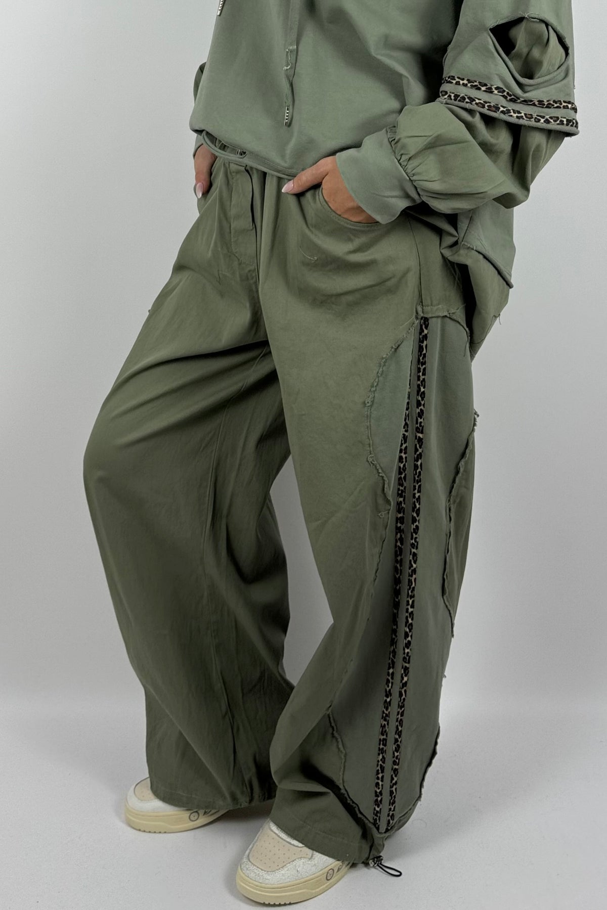 Baggy Hose mit Leo-Streifen-Khaki