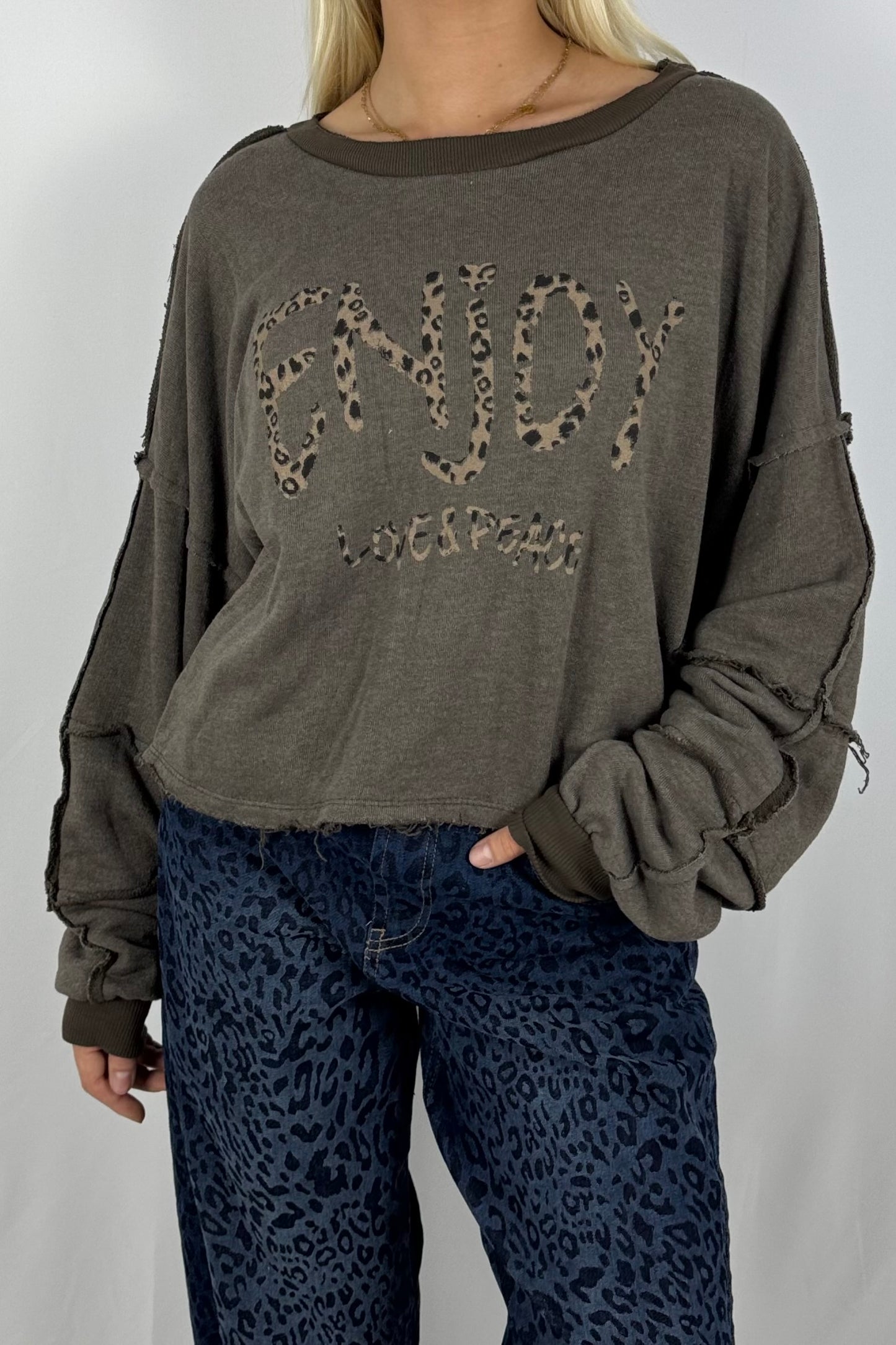 Damen Sweatshirt „ENJOY LOVE & PEACE“ – Leo Print-Schoko